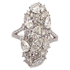 Anillo de cóctel de oro blanco de 18 quilates con un diamante de 5,00 quilates