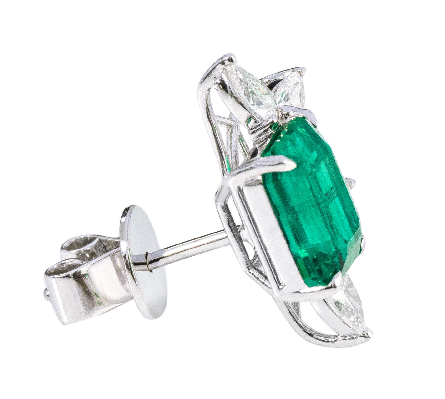 18 Karat White Gold 5.07 Carat Natural Emerald and Diamond Stud Earrings In New Condition For Sale In Jaipur, IN