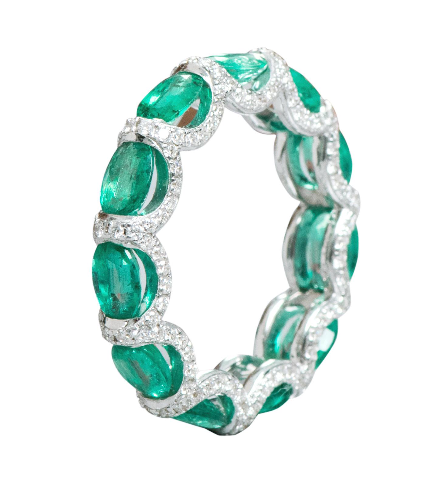 Contemporary 18 Karat White Gold 5.11 Carat Natural Emerald and Diamond Eternity Band Ring For Sale