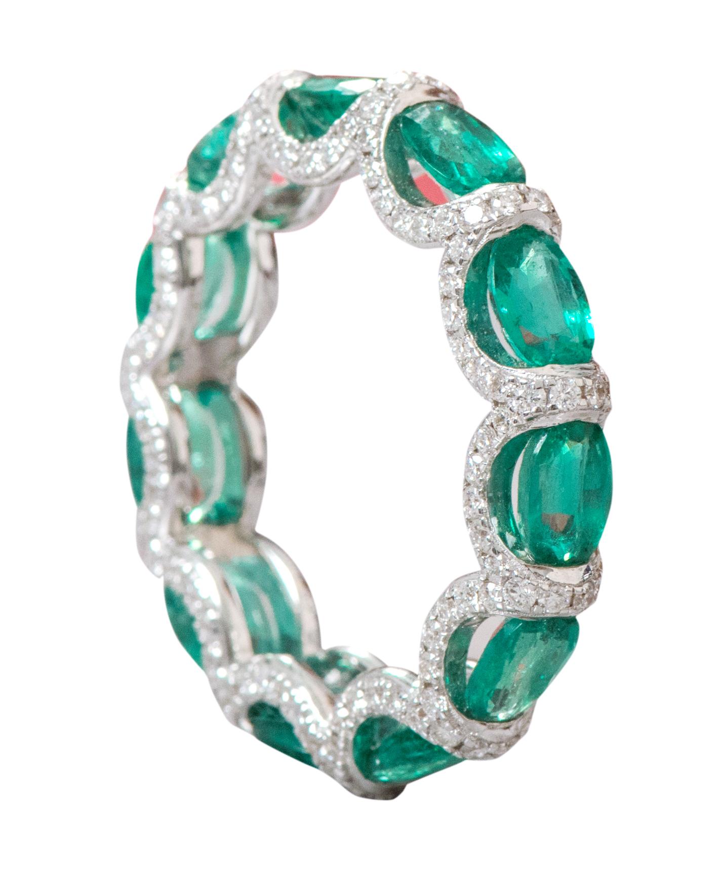 Oval Cut 18 Karat White Gold 5.11 Carat Natural Emerald and Diamond Eternity Band Ring For Sale