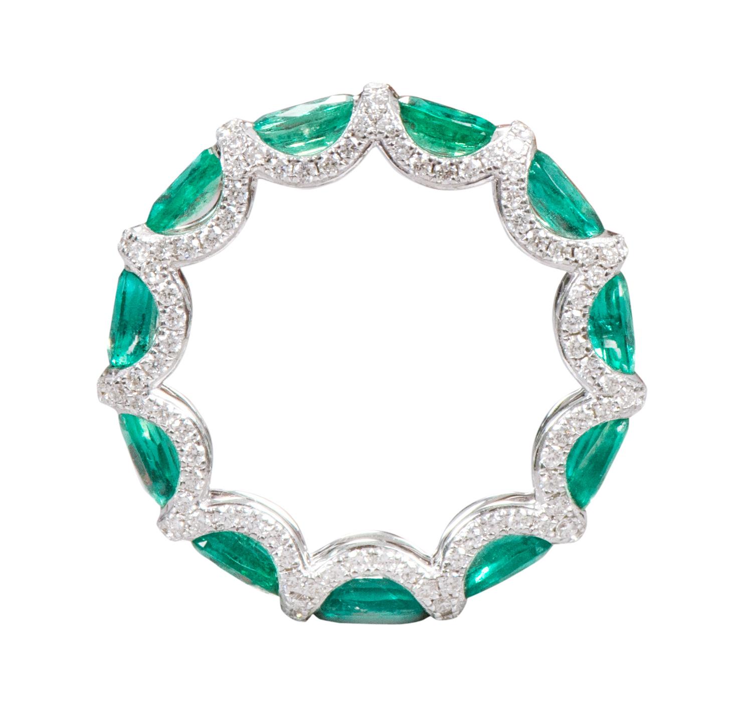 18 Karat White Gold 5.11 Carat Natural Emerald and Diamond Eternity Band Ring For Sale 1