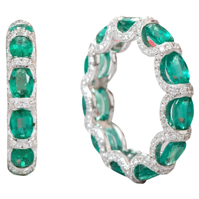 Anello a fascia per l'eternità in oro bianco 18 carati da 5,11 carati di smeraldo naturale e diamanti