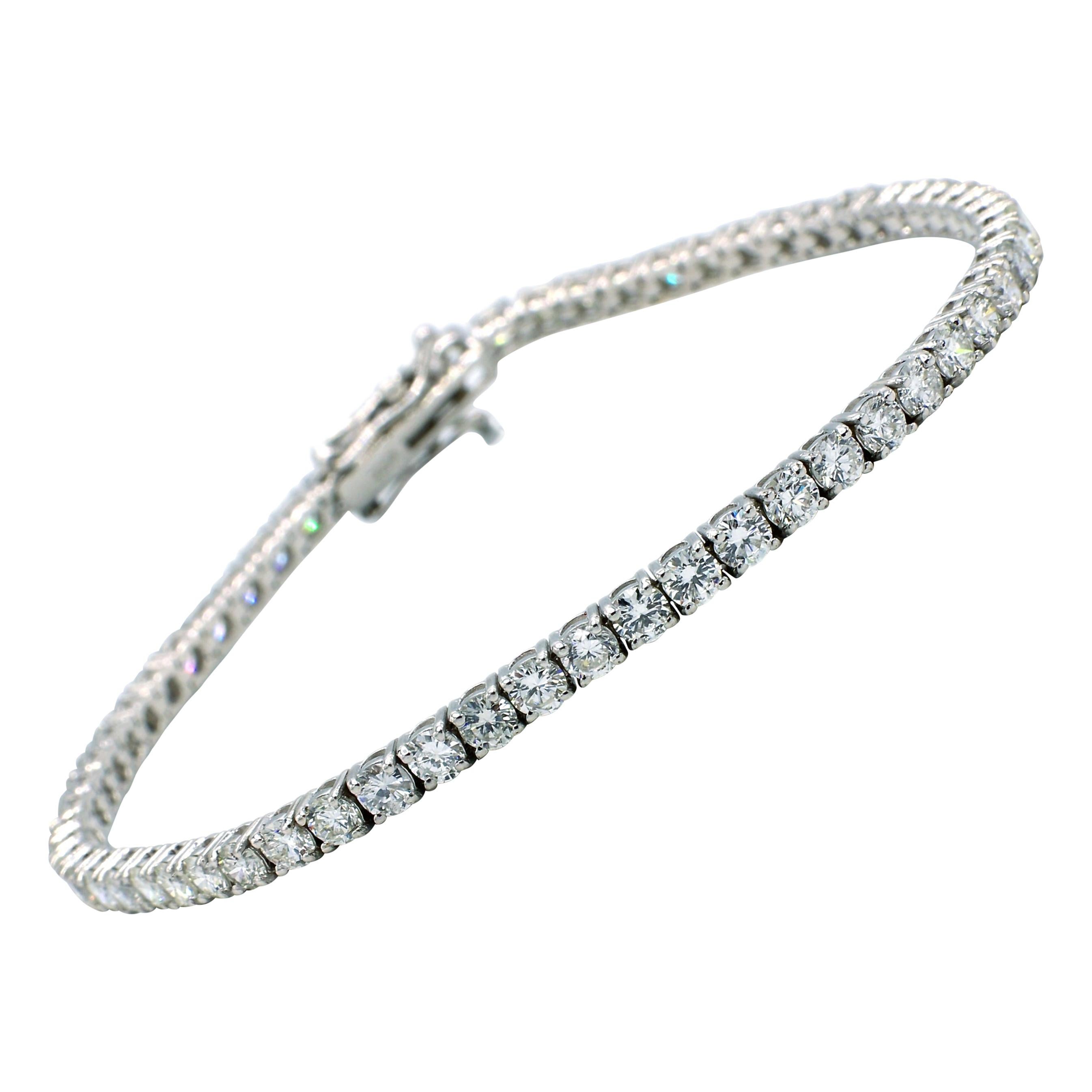 18 Karat White Gold 5.11 Carat Round Natural Diamond Tennis Line Bracelet For Sale