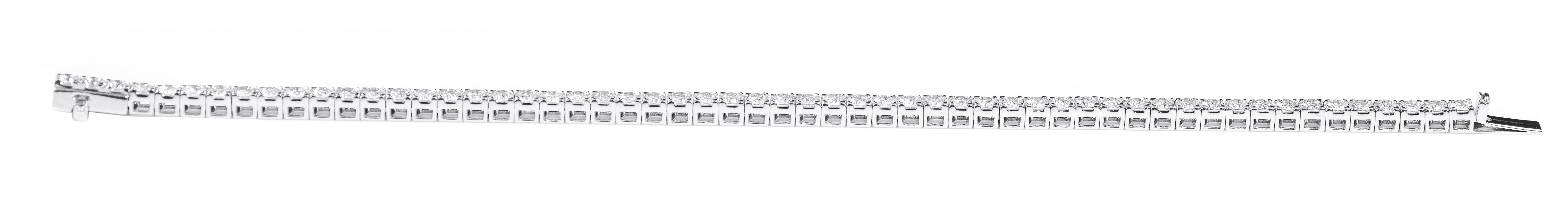 18 Karat White Gold 5.14 Carat Brilliant-Cut Diamond Tennis Bracelet Modern For Sale 2
