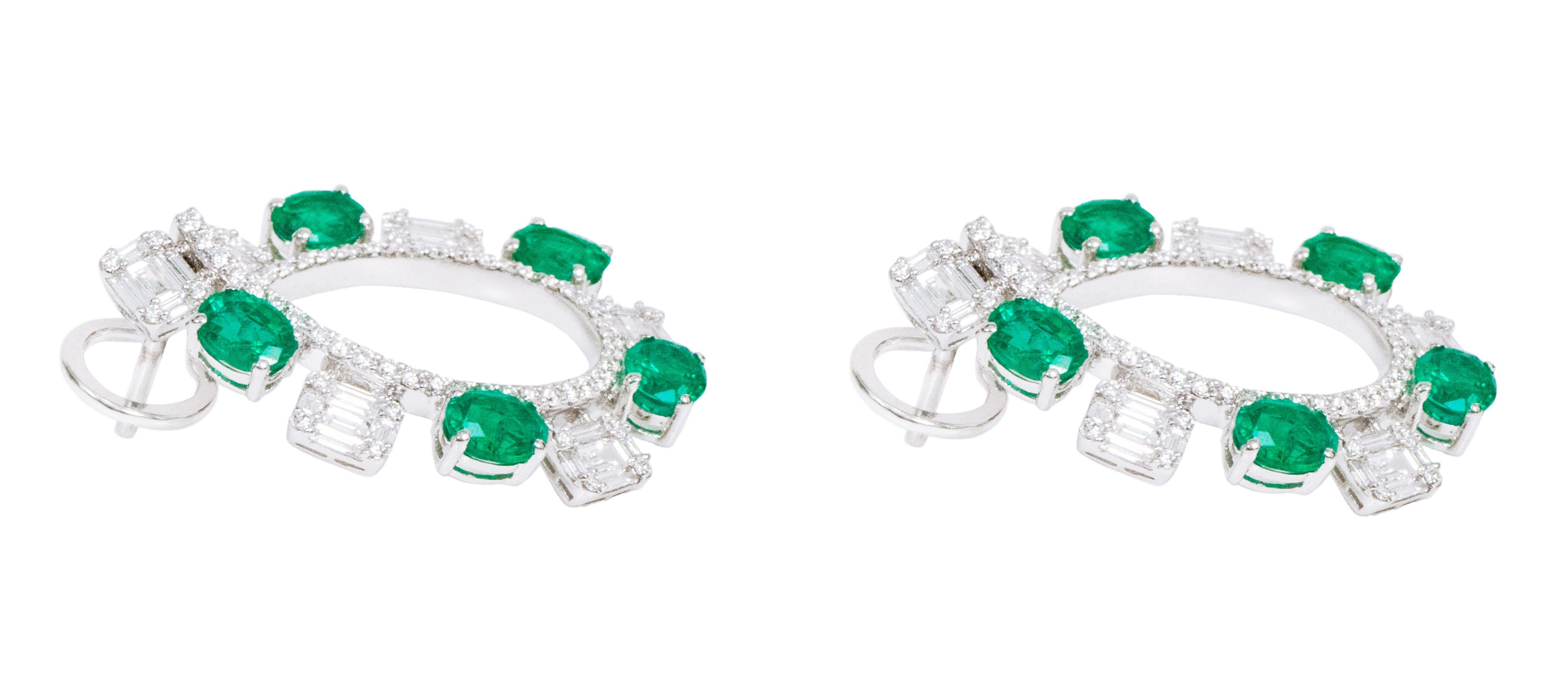 18 Karat White Gold 5.15 Carat Diamond and Natural Emerald Modified Hoop Earring In New Condition For Sale In Jaipur, IN