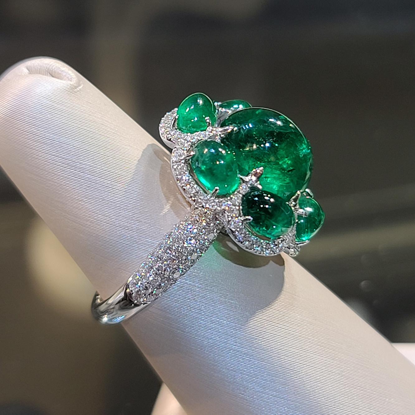 Modern 18 Karat White Gold 5.20 Carat Cabochon Emerald Diamond Ring For Sale