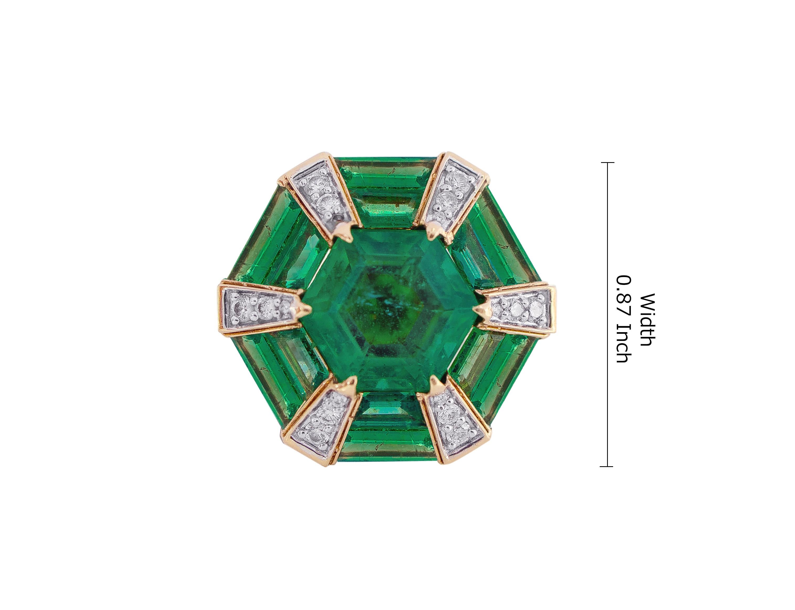 18 Karat White Gold 5.31 Carat Natural Emerald Hexagon and Diamond Cocktail Ring In New Condition For Sale In Jaipur, IN