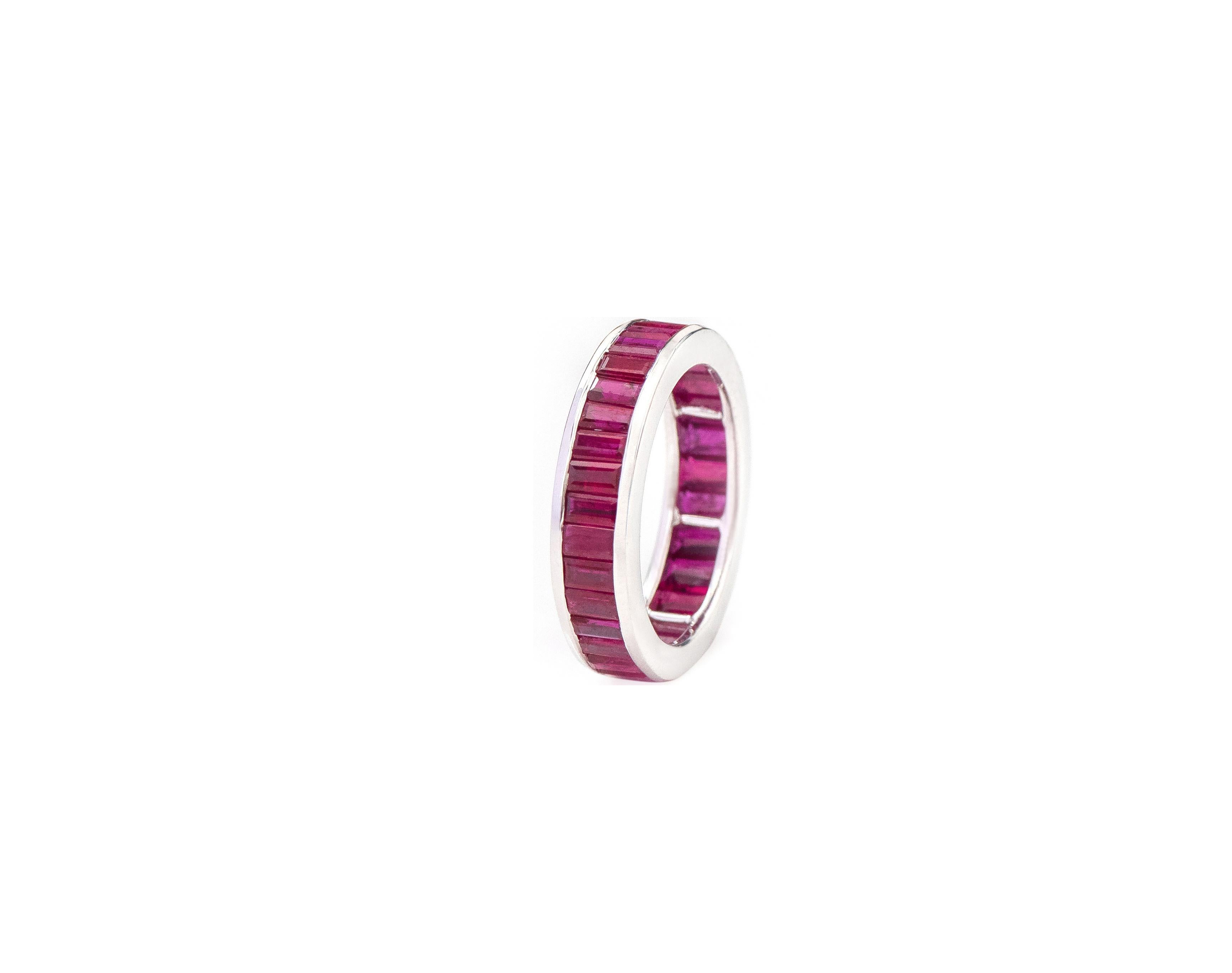 Anillo eterno de oro blanco de 18 quilates con rubí talla baguette de 5,46 quilates en venta 6