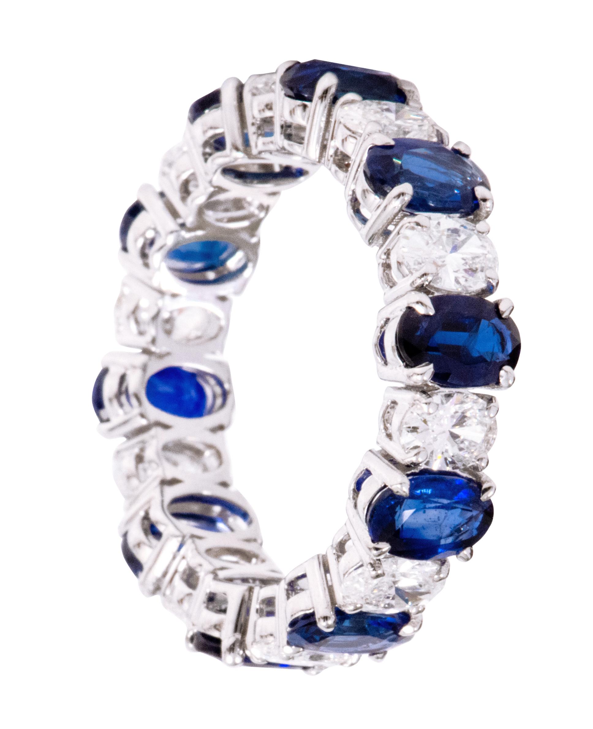 18 Karat White Gold 5.46 Carat Solitaire Sapphire and Diamond Eternity Band Ring In New Condition For Sale In Jaipur, IN
