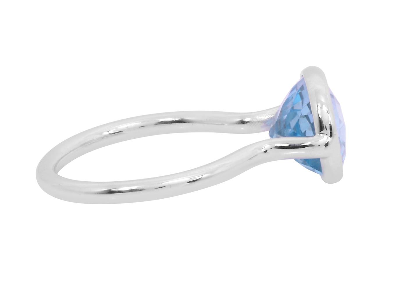 Oval Cut 18 Karat White Gold 5.58 Carat Blue Topaz Solitaire Cocktail Ring For Sale