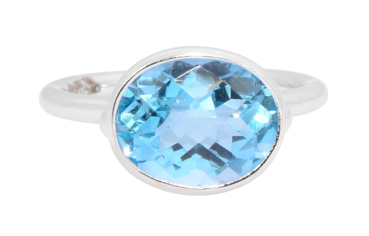 18 Karat White Gold 5.58 Carat Blue Topaz Solitaire Cocktail Ring In New Condition For Sale In Jaipur, IN