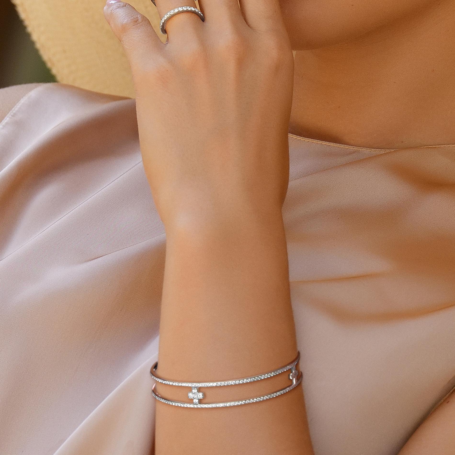 Contemporain Bracelet jonc croix en sybarite en or blanc et diamants en vente