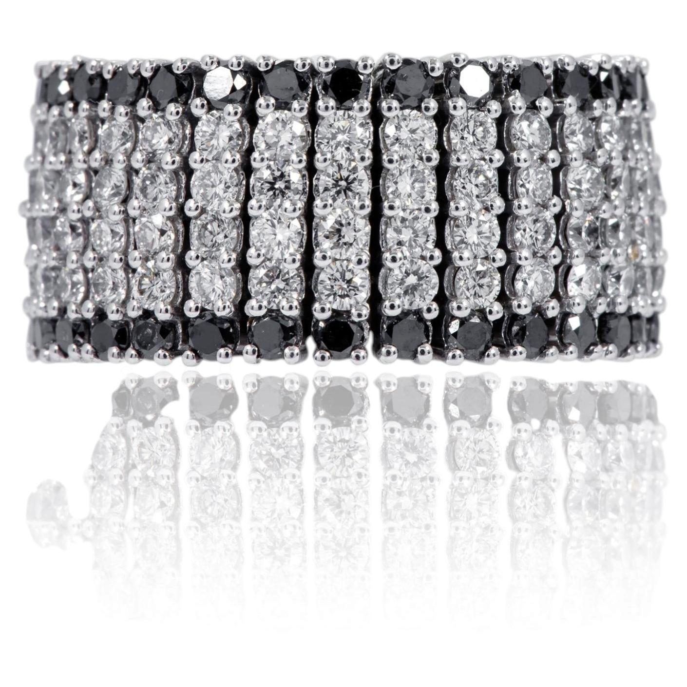 Bague jonc flexible en or blanc 18 carats avec diamants blancs et noirs de 5,71 carats