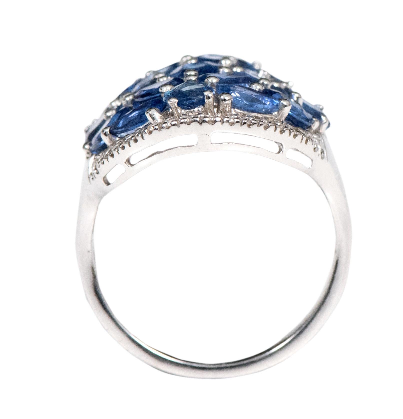 Bague en or blanc 18 carats avec saphir de 5,81 carats et diamants en vente 1