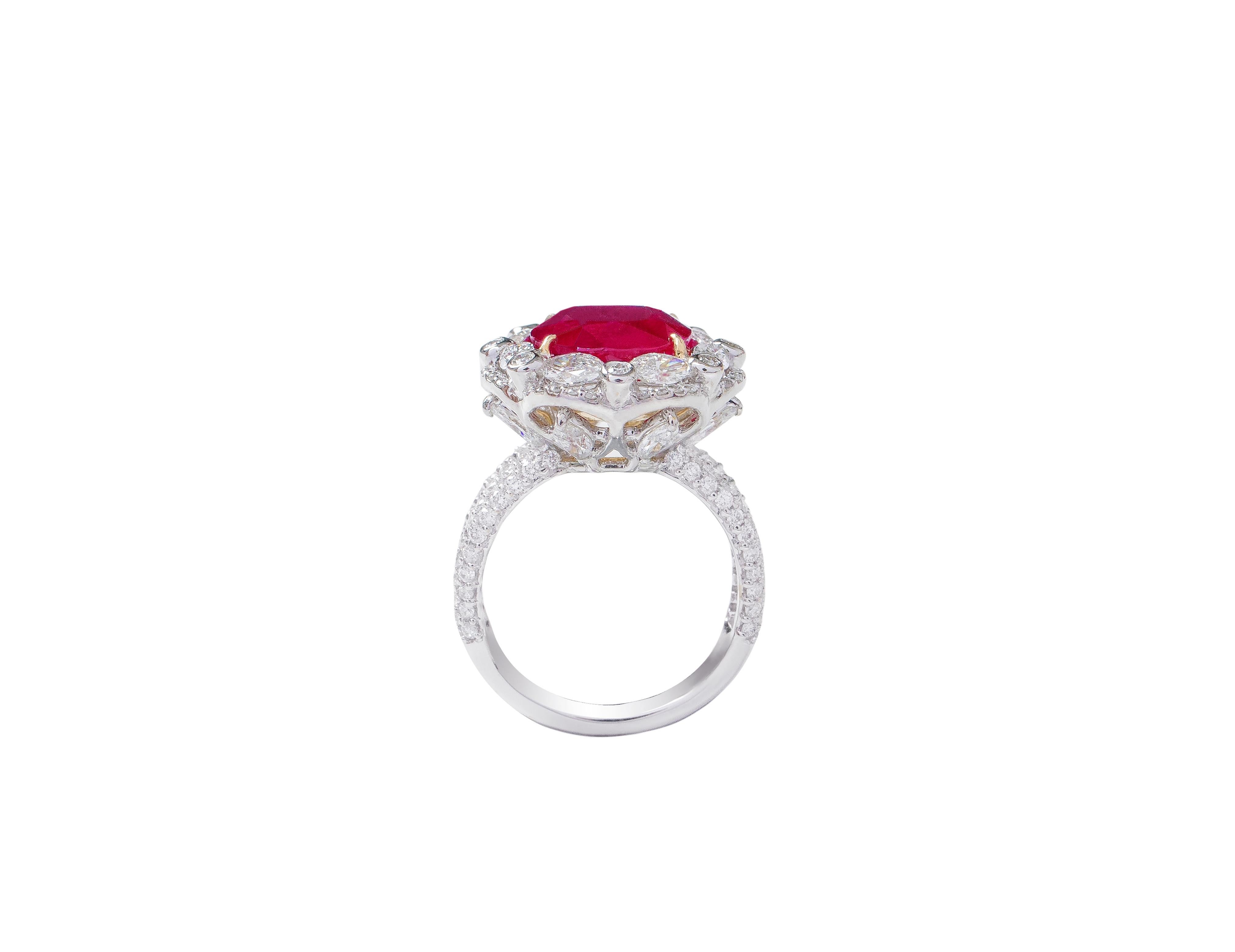 18 Karat Weißgold 5,82 Karat Rubin Cluster Cocktail Statement Ring im Zustand „Neu“ im Angebot in Jaipur, IN