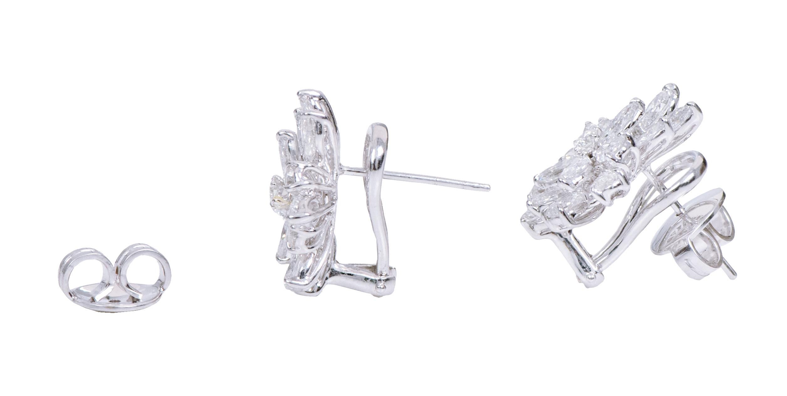 18 Karat White Gold 5.97 Carat Diamond Modulation Cocktail Stud Earrings In New Condition For Sale In Jaipur, IN