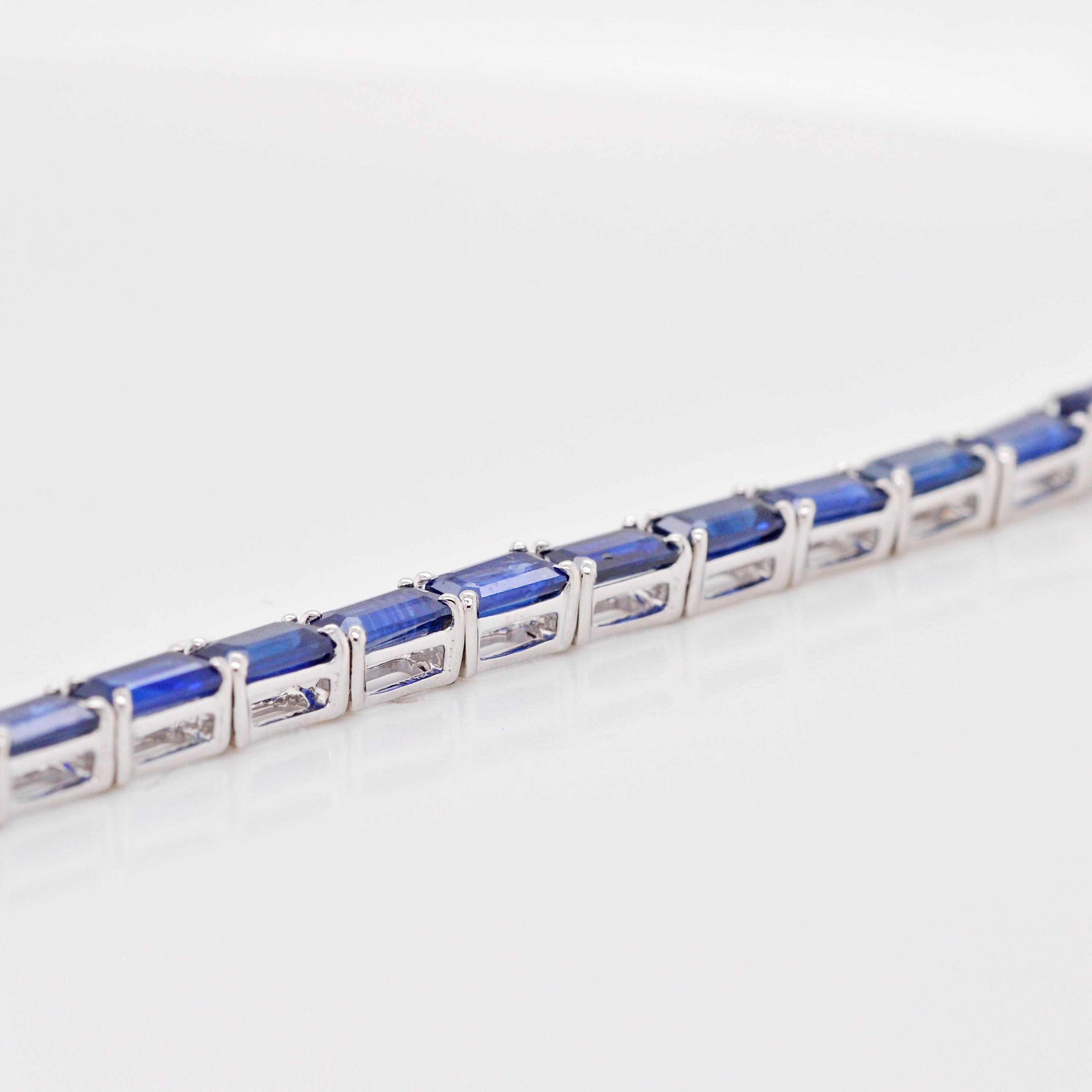 Bracelet tennis à maillons en or blanc 18 carats avec saphir bleu octogonal de 5 x 3 mm en vente 4