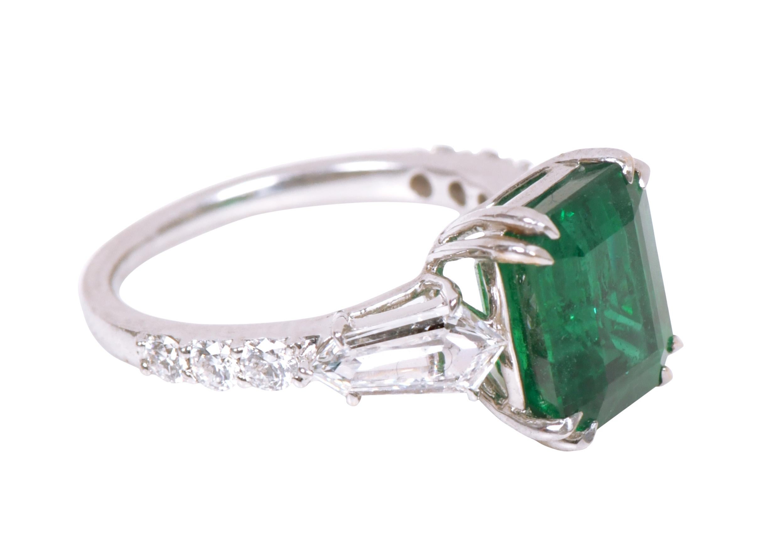 Contemporary 18 Karat White Gold 6.24 Carat Vivid Green Emerald and Diamond Cocktail Ring For Sale