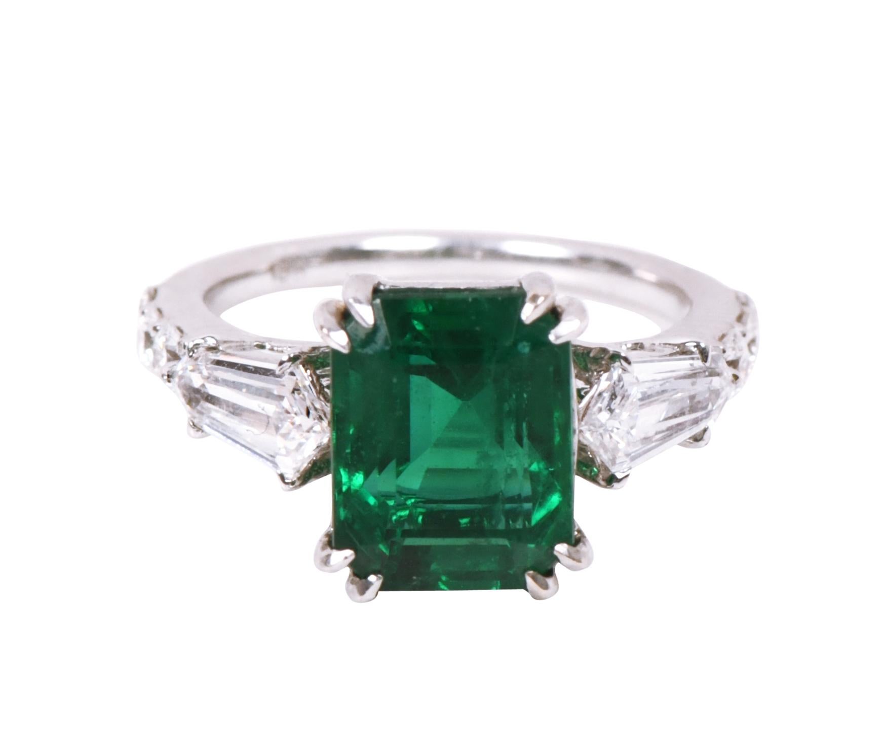 18 Karat White Gold 6.24 Carat Vivid Green Emerald and Diamond Cocktail Ring In New Condition For Sale In Jaipur, IN