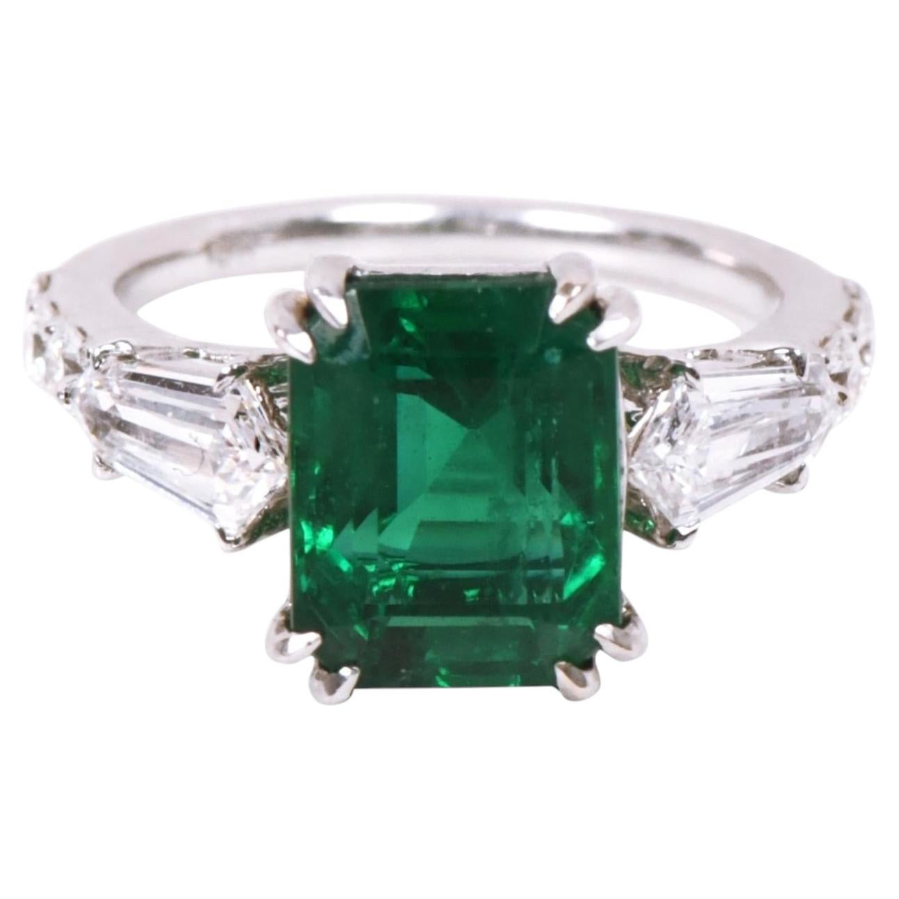 18 Karat White Gold 6.24 Carat Vivid Green Emerald and Diamond Cocktail Ring