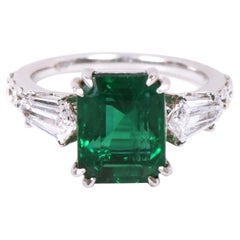 18 Karat White Gold 6.24 Carat Vivid Green Emerald and Diamond Cocktail Ring