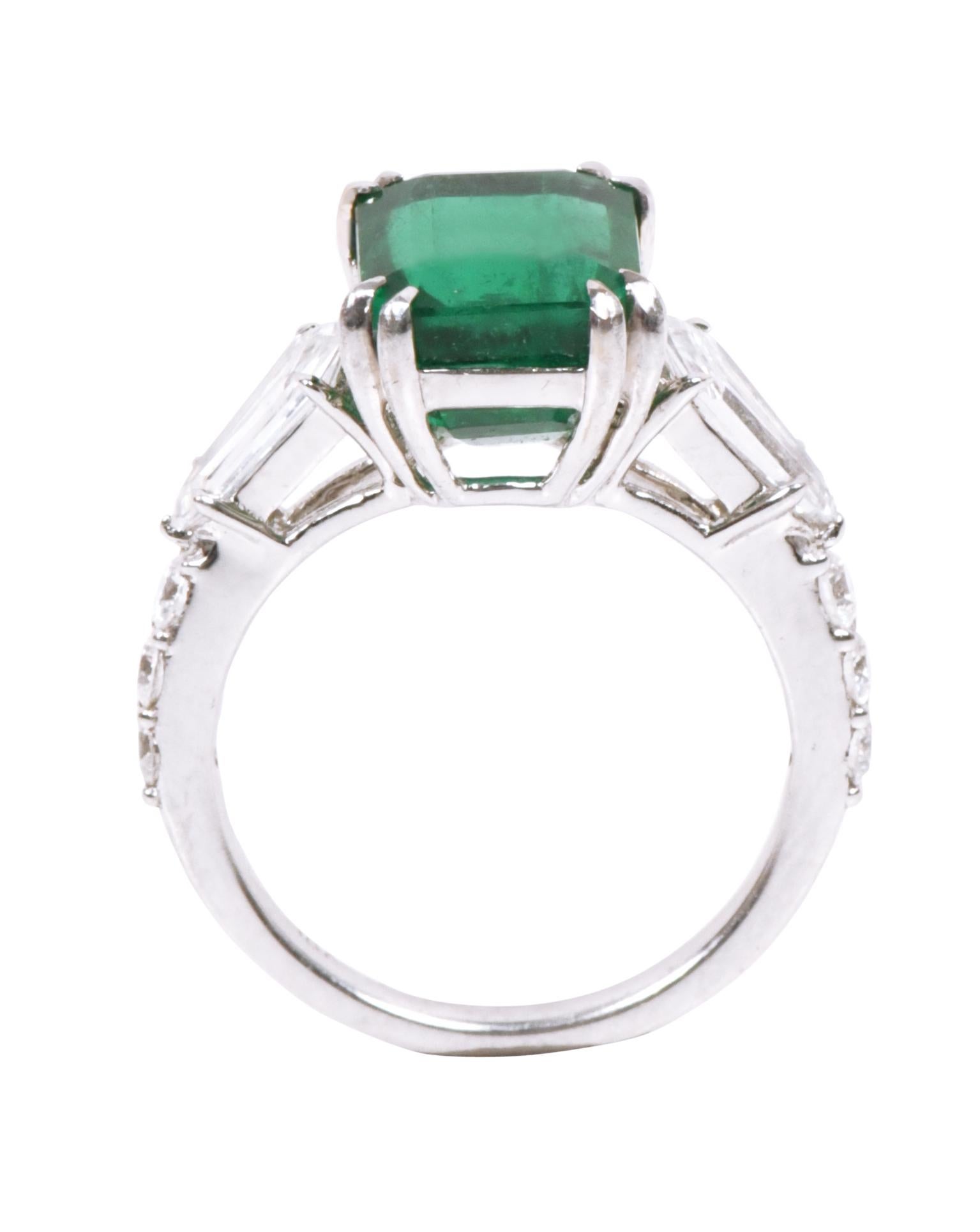 Women's 18 Karat White Gold 6.24 Carat Vivid Green Emerald and Diamond Cocktail Ring For Sale
