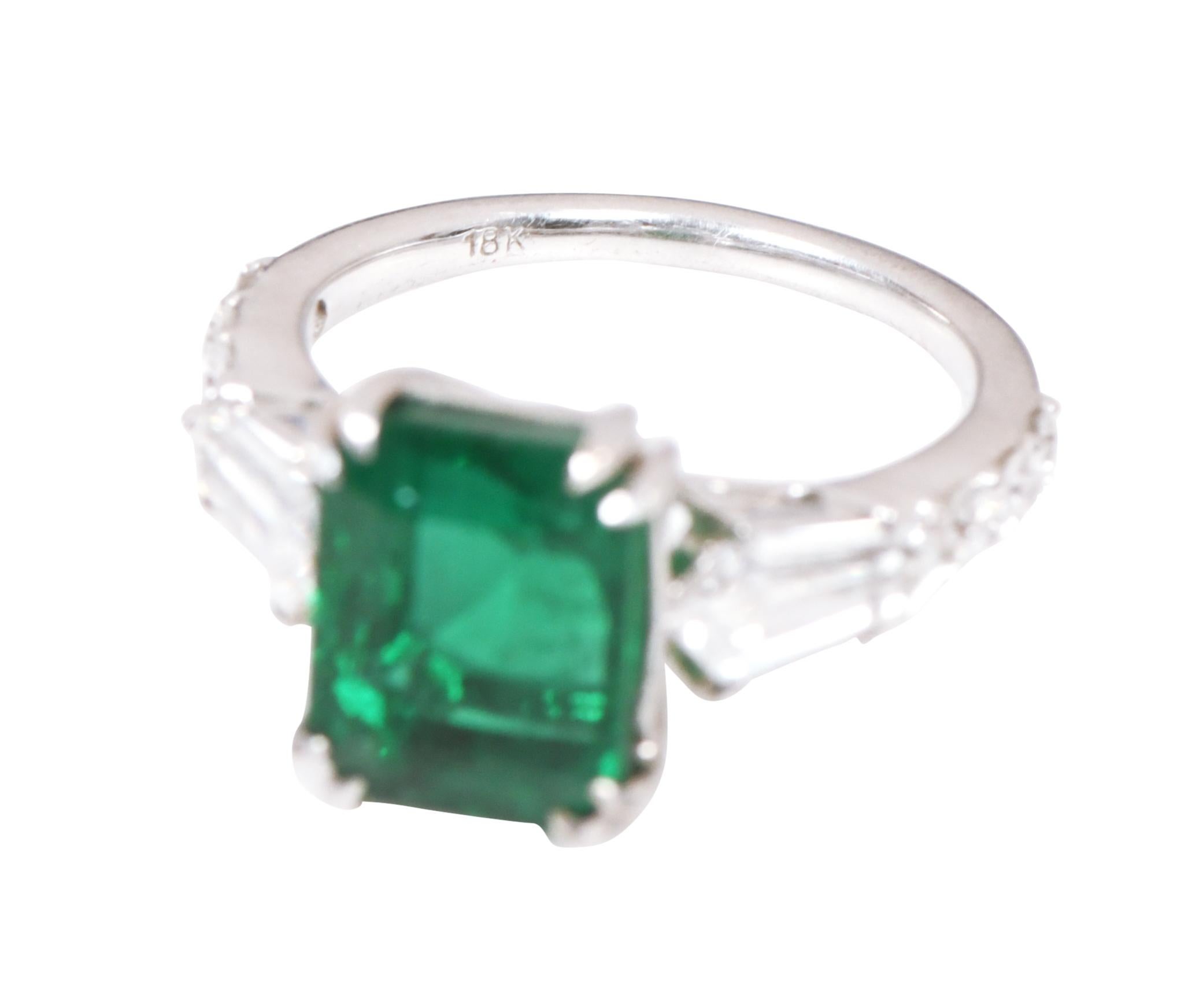18 Karat White Gold 6.24 Carat Vivid Green Emerald and Diamond Cocktail Ring For Sale 1