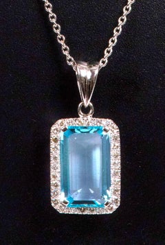 18 Karat White Gold 6.27 Carat Aquamarine and Diamond Cluster Pendant Necklace