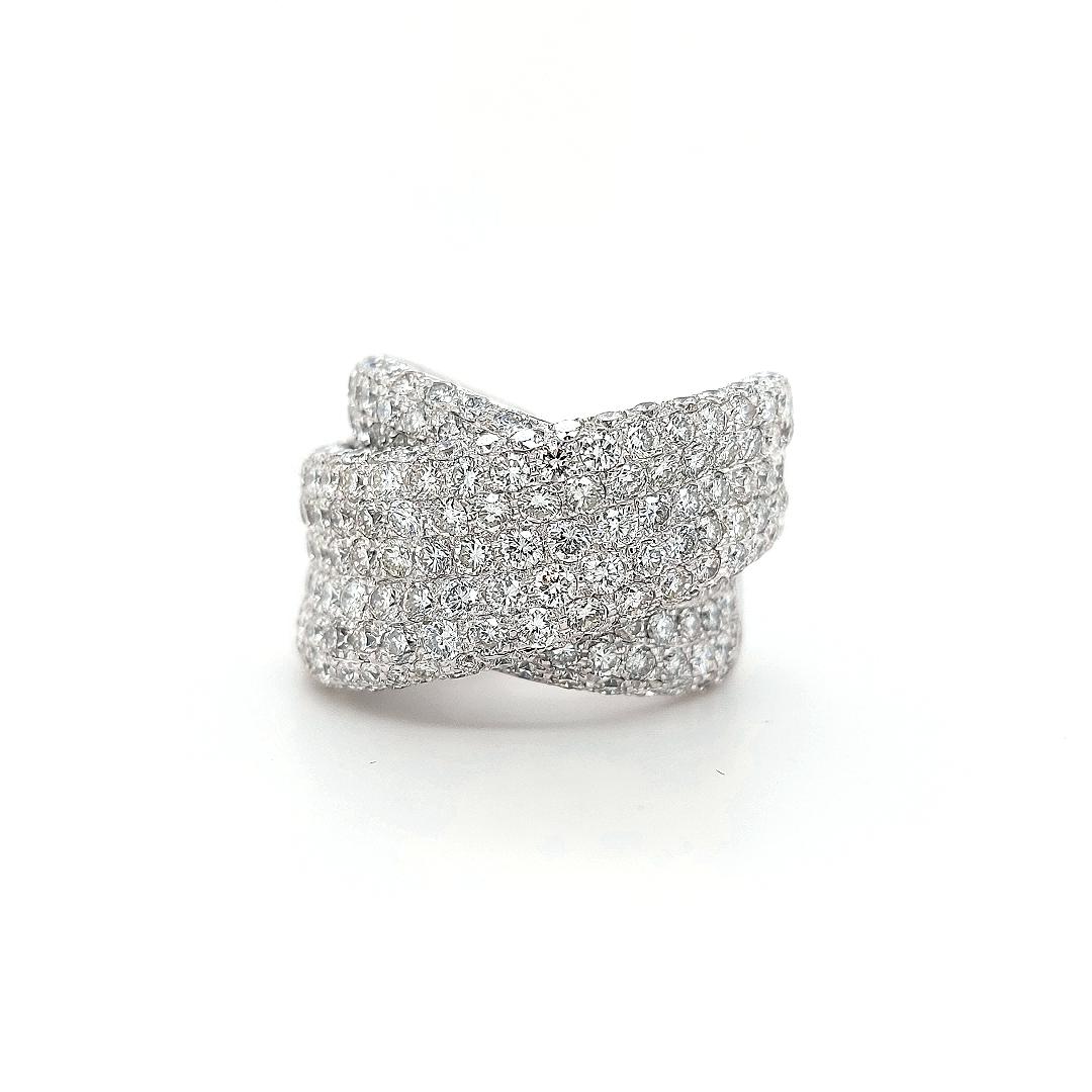18kt White Gold 6.73ct Diamond Pavé Ring In New Condition For Sale In Antwerp, BE