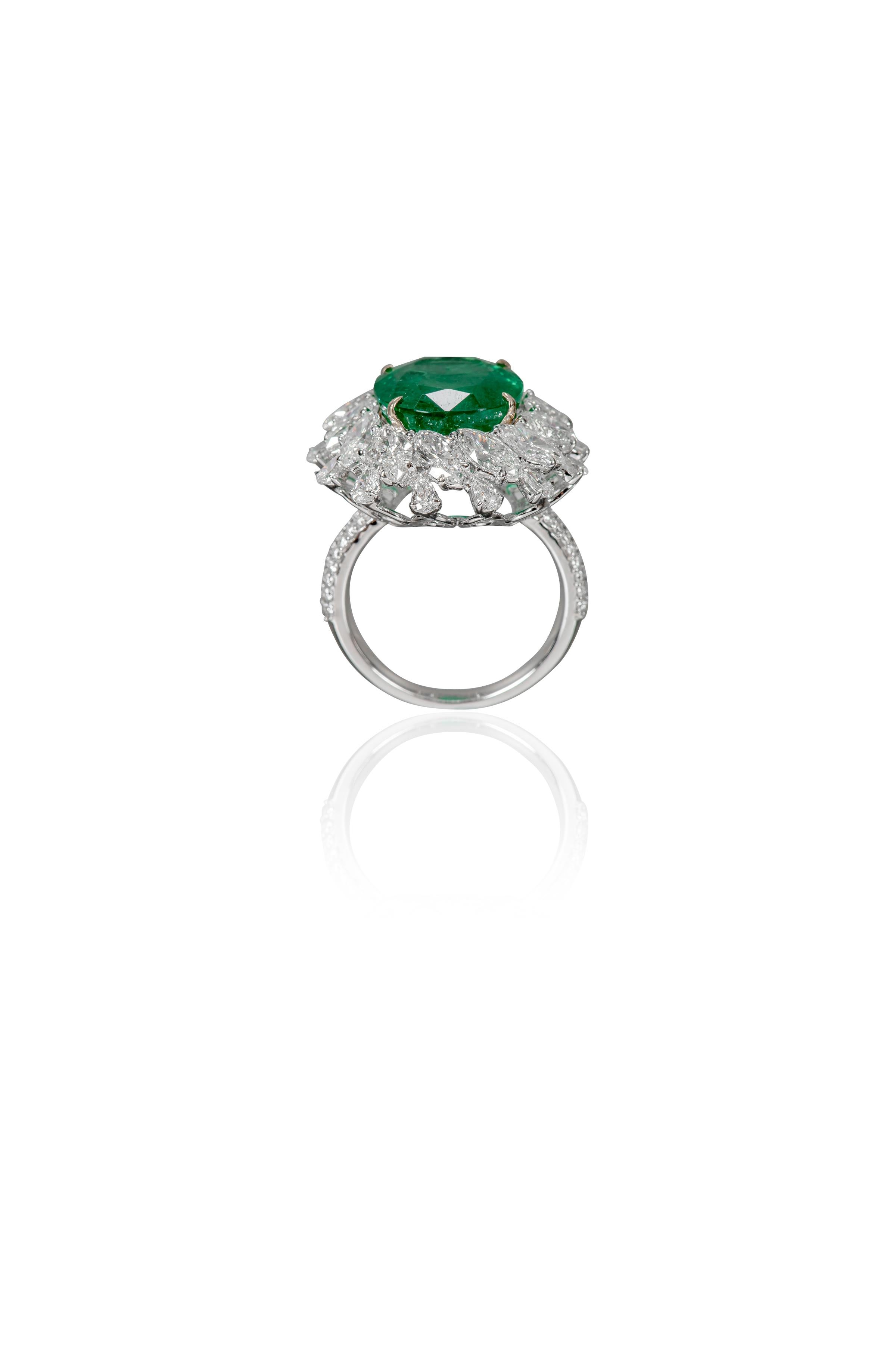Contemporary 18 Karat Gold 6.98 Carat Natural Emerald and Diamond Cluster Statement Ring For Sale