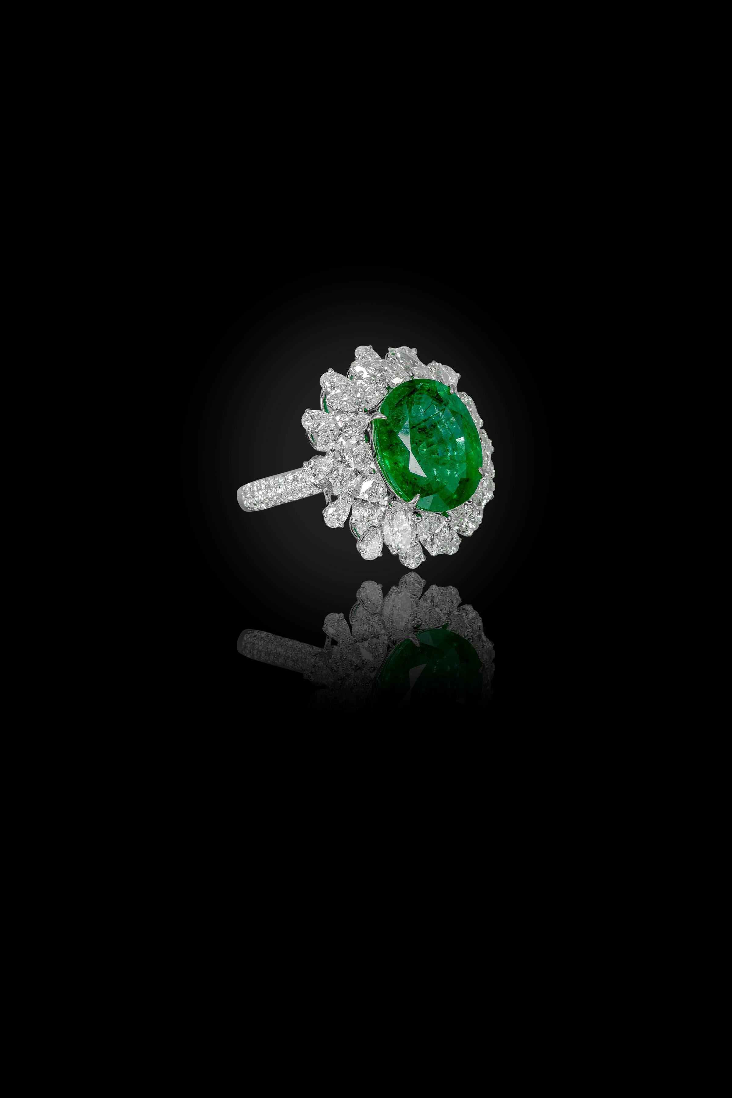 18 Karat Gold 6.98 Carat Natural Emerald and Diamond Cluster Statement Ring In New Condition For Sale In Jaipur, IN