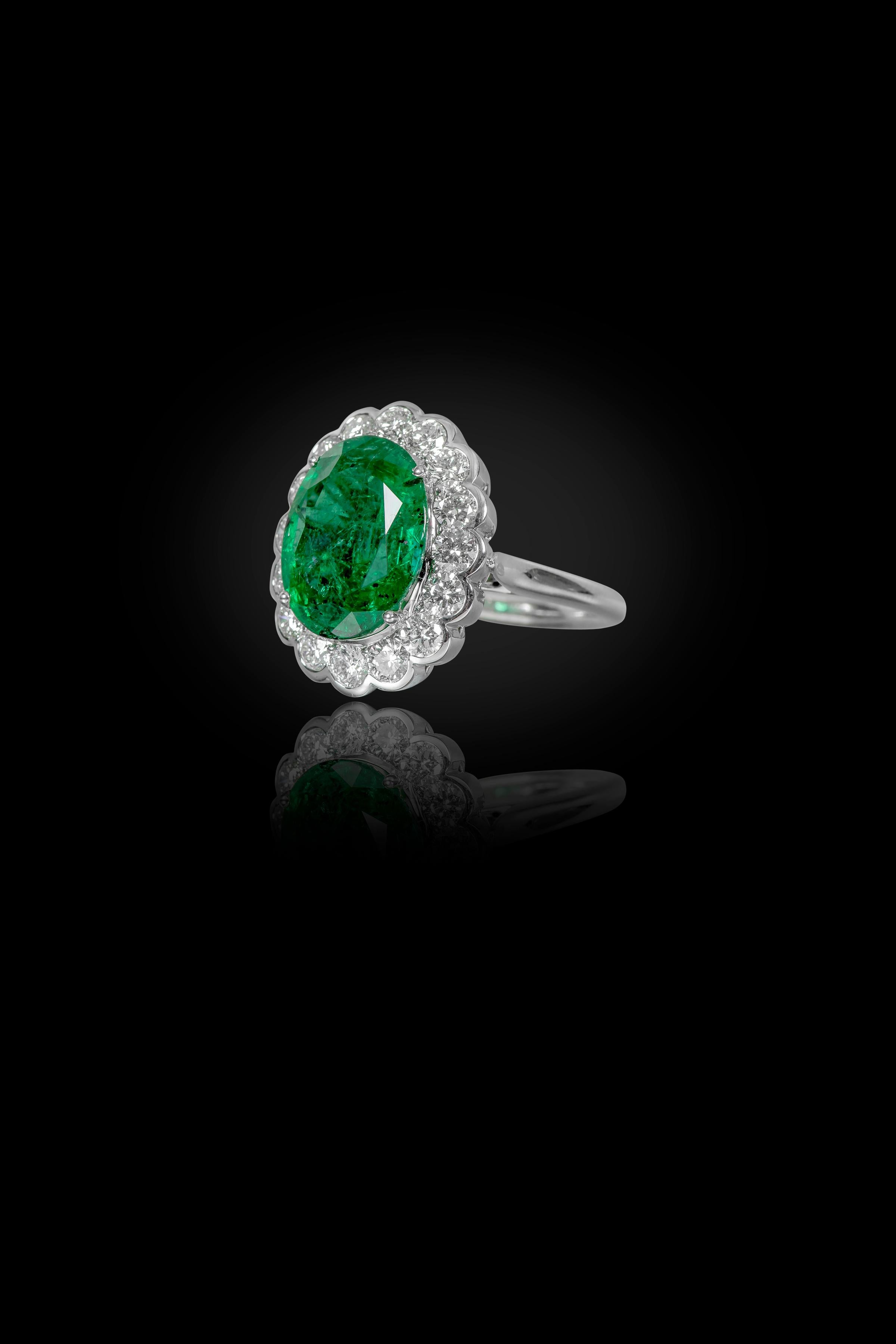 18 Karat White Gold 7.05 Carat Natural Emerald and Diamond Cluster Cocktail Ring In New Condition For Sale In Jaipur, IN