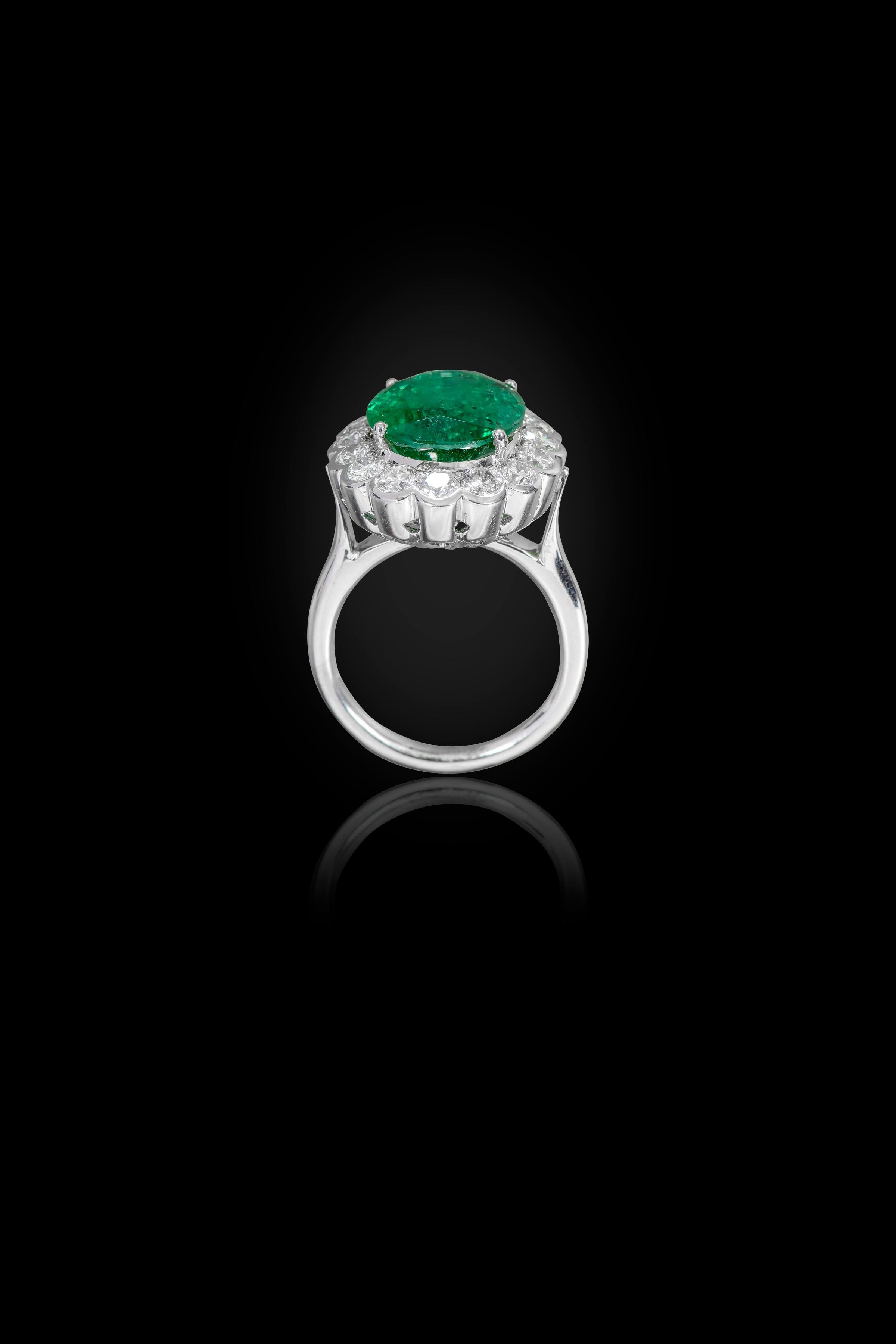 18 Karat White Gold 7.05 Carat Natural Emerald and Diamond Cluster Cocktail Ring For Sale 1