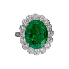 Anillo de cóctel de oro blanco de 18 quilates con esmeralda natural de 7,05 quilates y racimo de diamantes