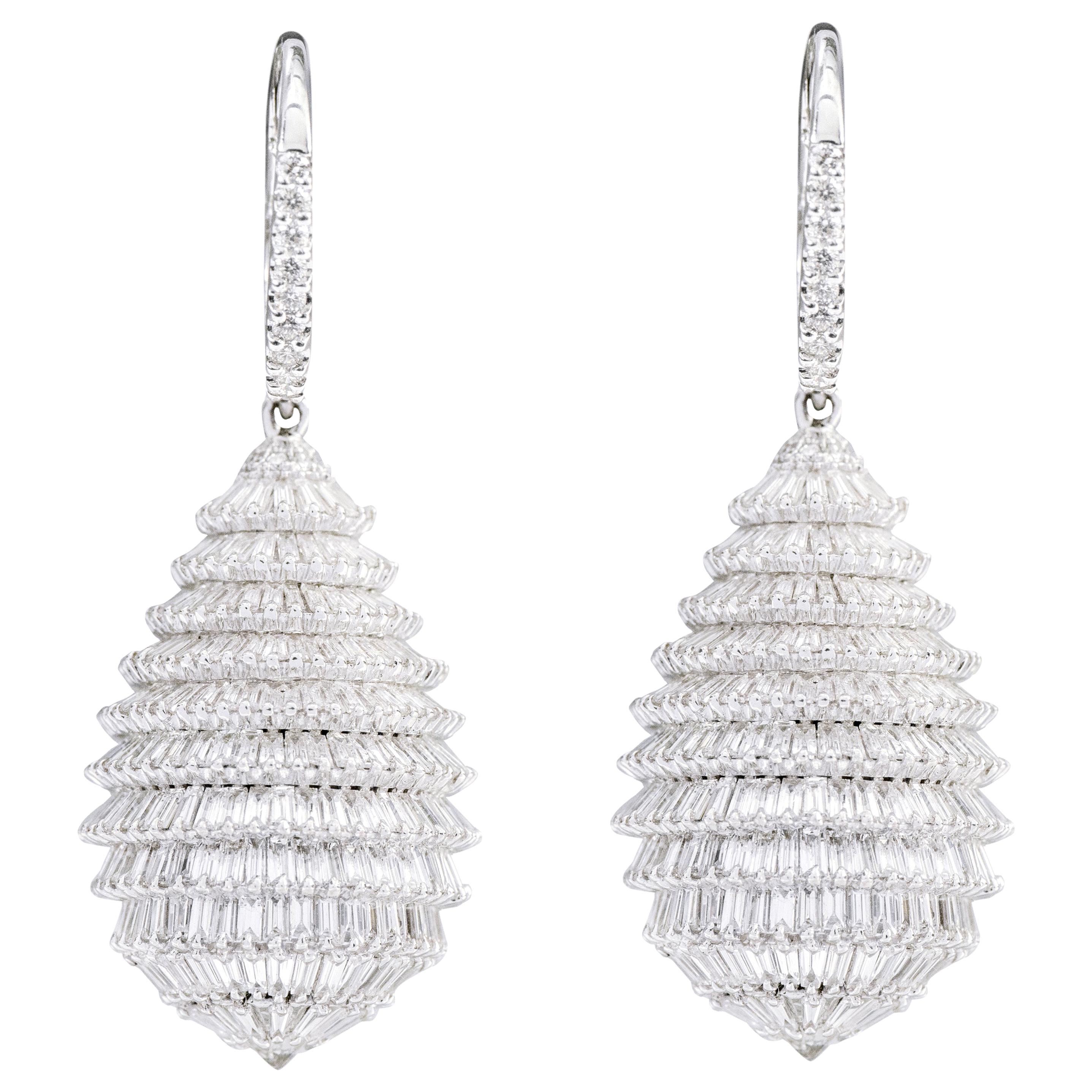 Pendants d'oreilles cocktail en or blanc 18 carats avec diamants taille baguette de 7,41 carats en vente