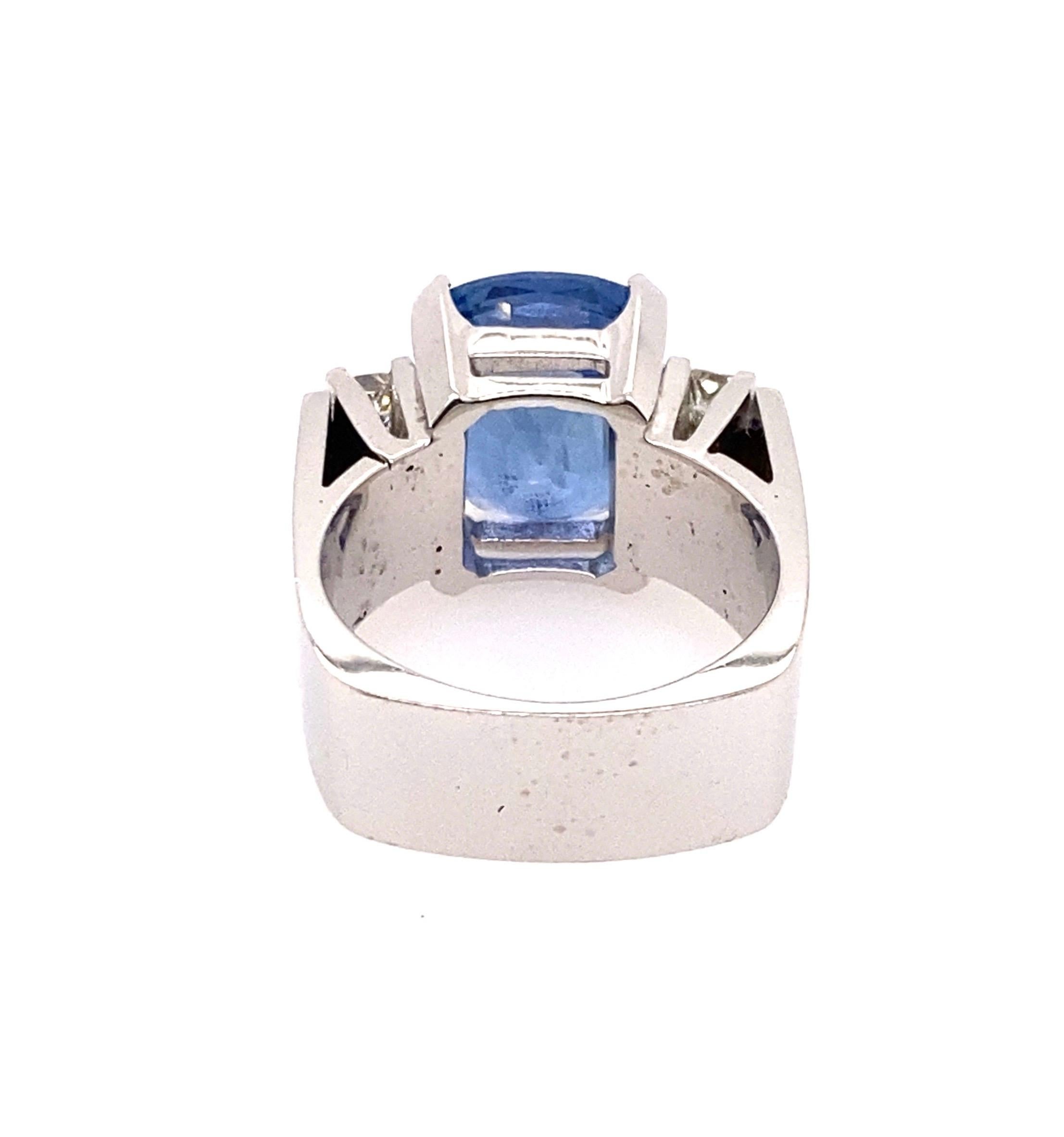 Contemporary 18 Karat White Gold 7.70 Carat Ceylon Blue Sapphire Diamond Ring For Sale