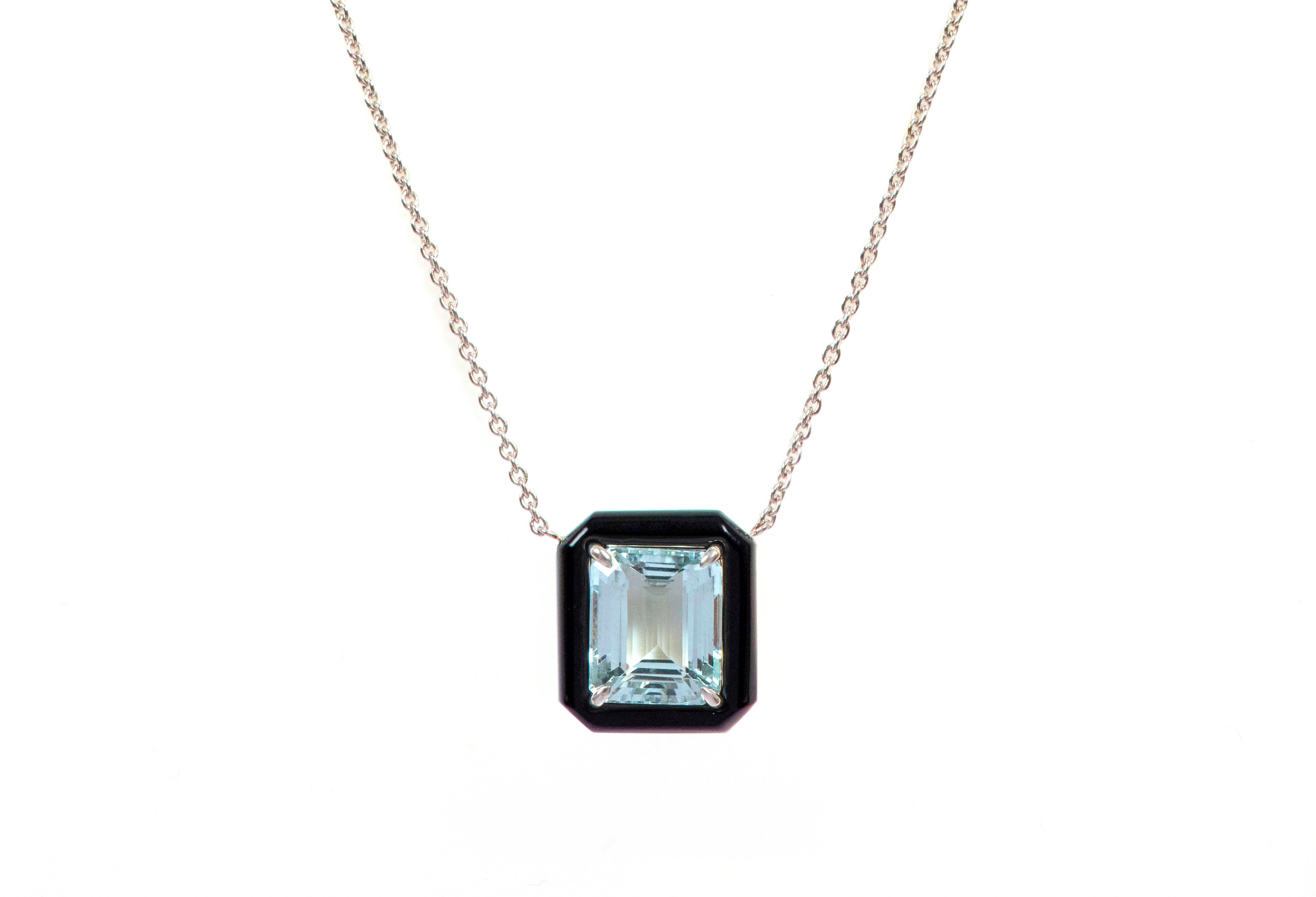18 Karat White Gold 7.80 Carat Aquamarine and Black Onyx Pendant Necklace In New Condition In Jaipur, IN