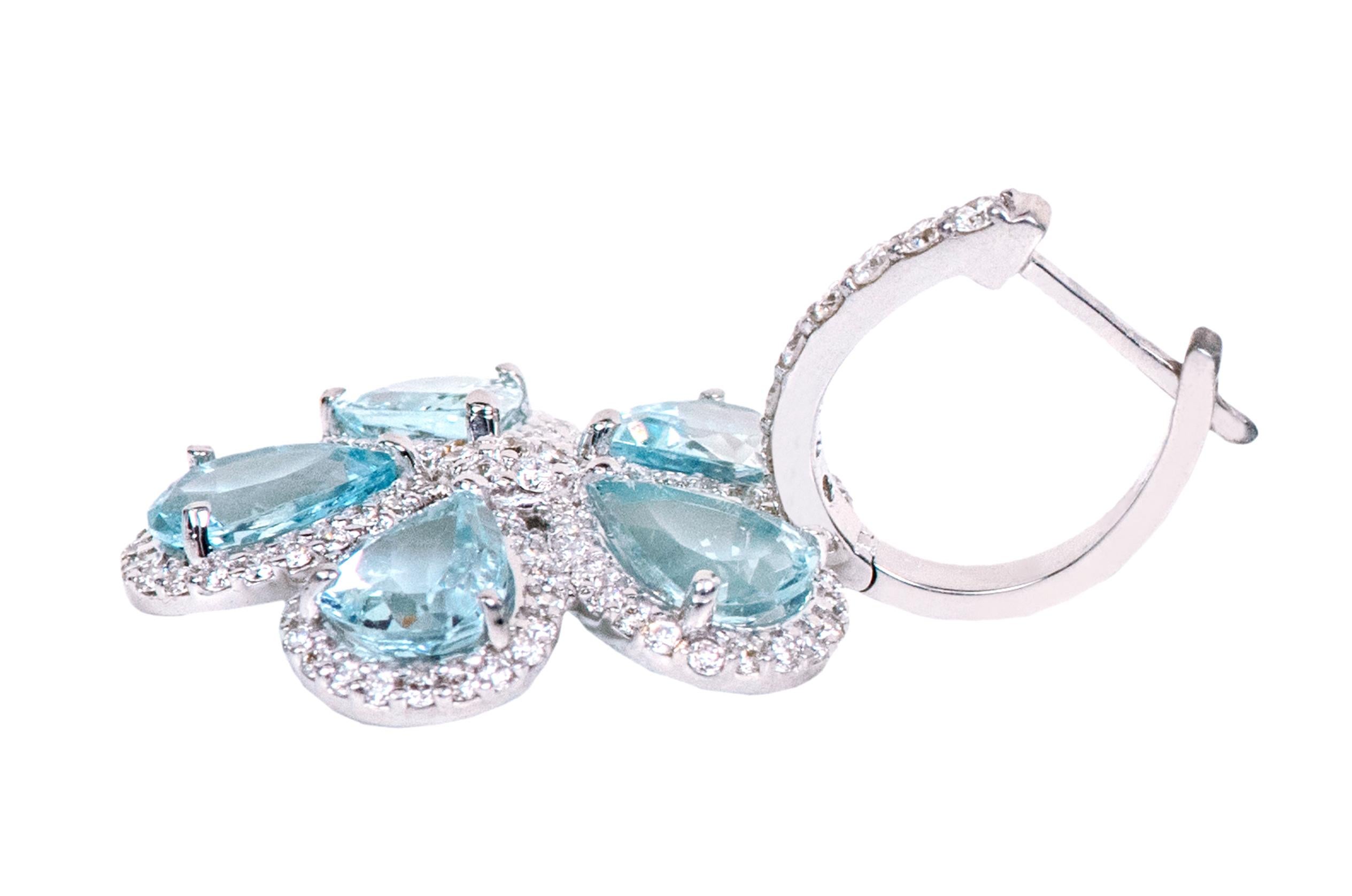 Pendientes Colgantes Flor de Aguamarina y Diamantes de Oro Blanco de 18 Kilates y 7,86 Quilates en Nuevo estado para la venta en Jaipur, IN
