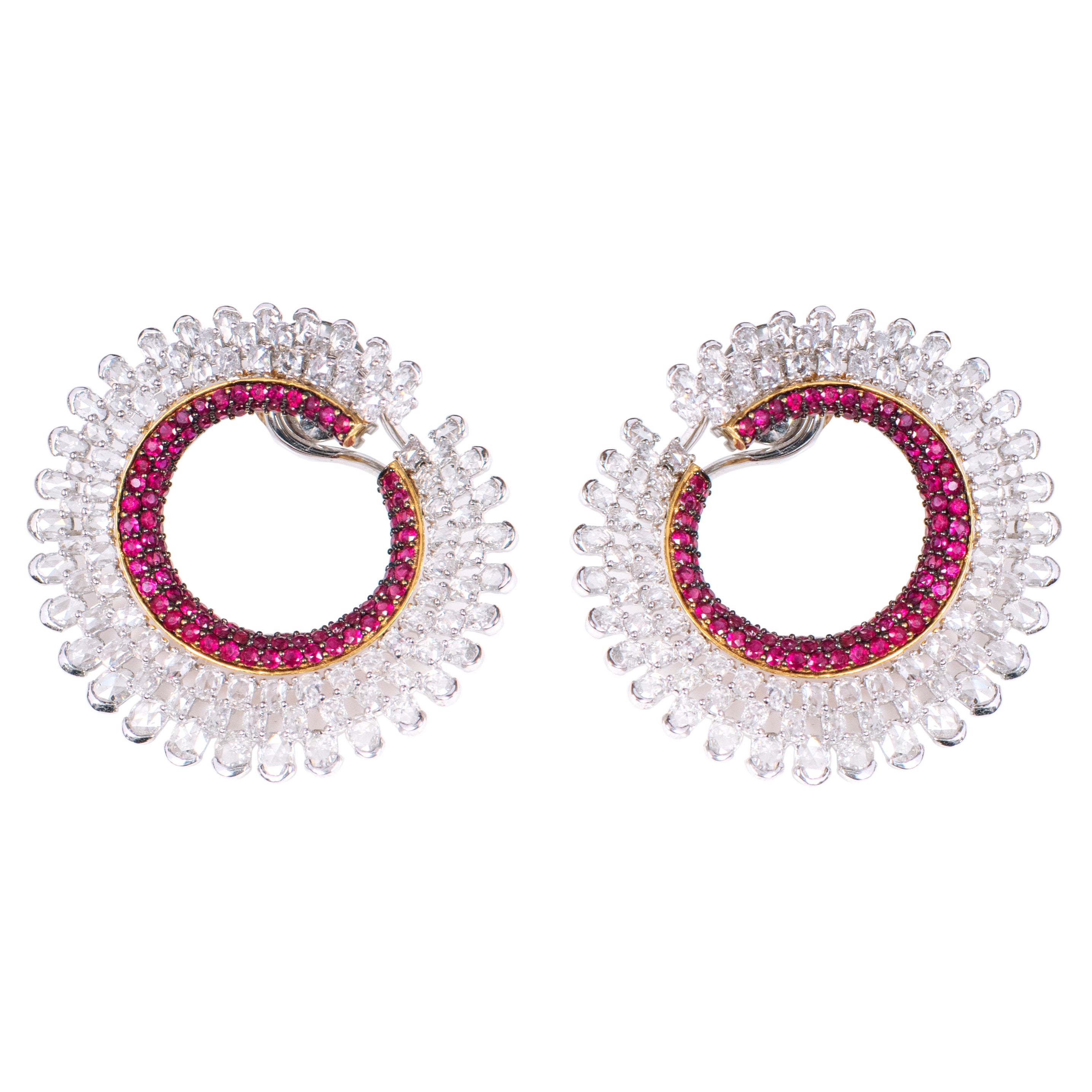 Pendientes de aro de cóctel de oro blanco de 18 quilates con diamantes y rubíes de 8,11 quilates en venta