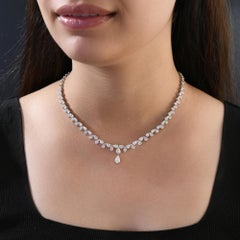 Collar de oro blanco de 18 quilates con gota de diamante pera de 8,54 ct