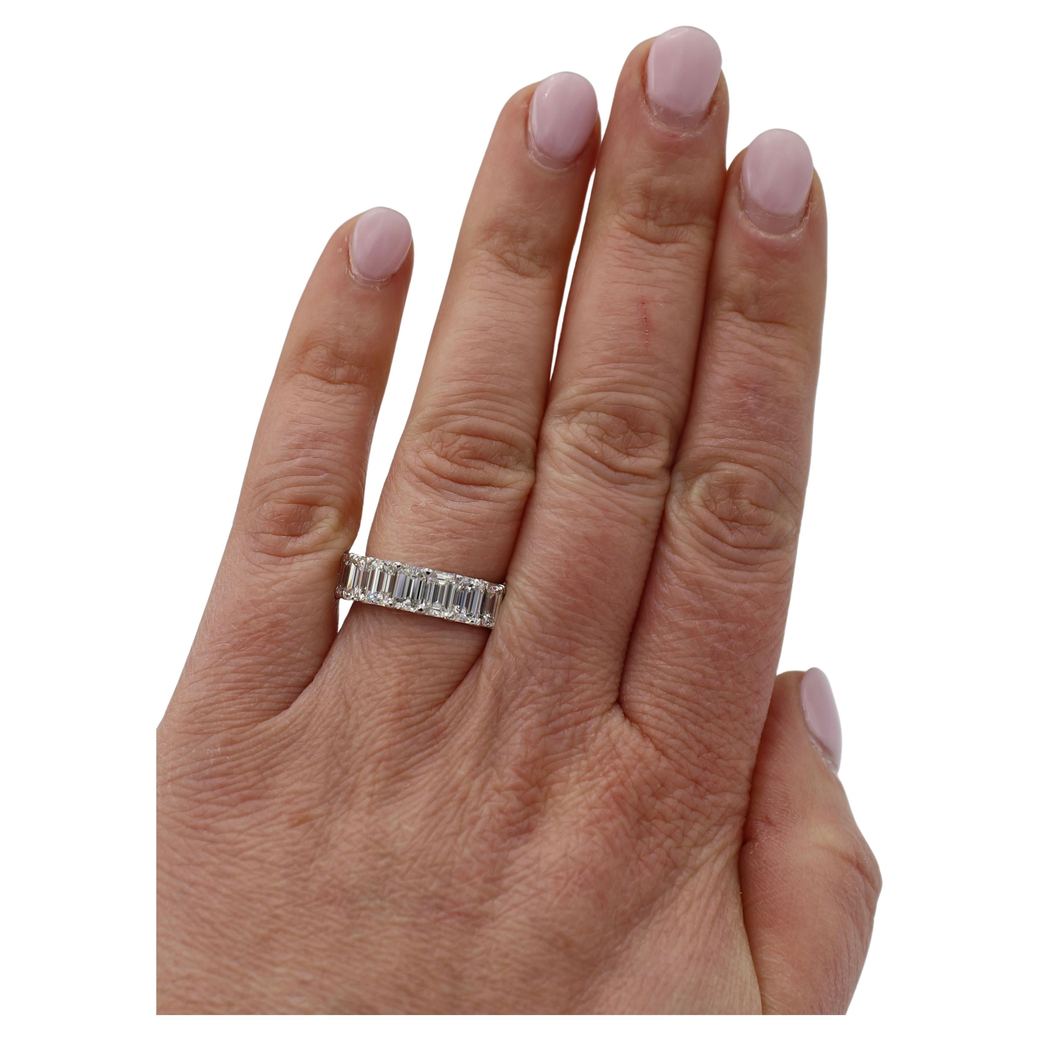 18 Karat Weißgold 8,75 Karat Smaragdschliff Naturdiamant Eternity Band Ring  im Zustand „Hervorragend“ im Angebot in  Baltimore, MD