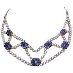 Collar babero de oro blanco de 18 quilates, diamante de 8,78 quilates y zafiro azul de 16,56 quilates