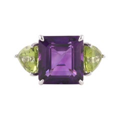 Anillo de tres piedras de oro blanco de 18 quilates con amatista y peridoto de 8,79 quilates