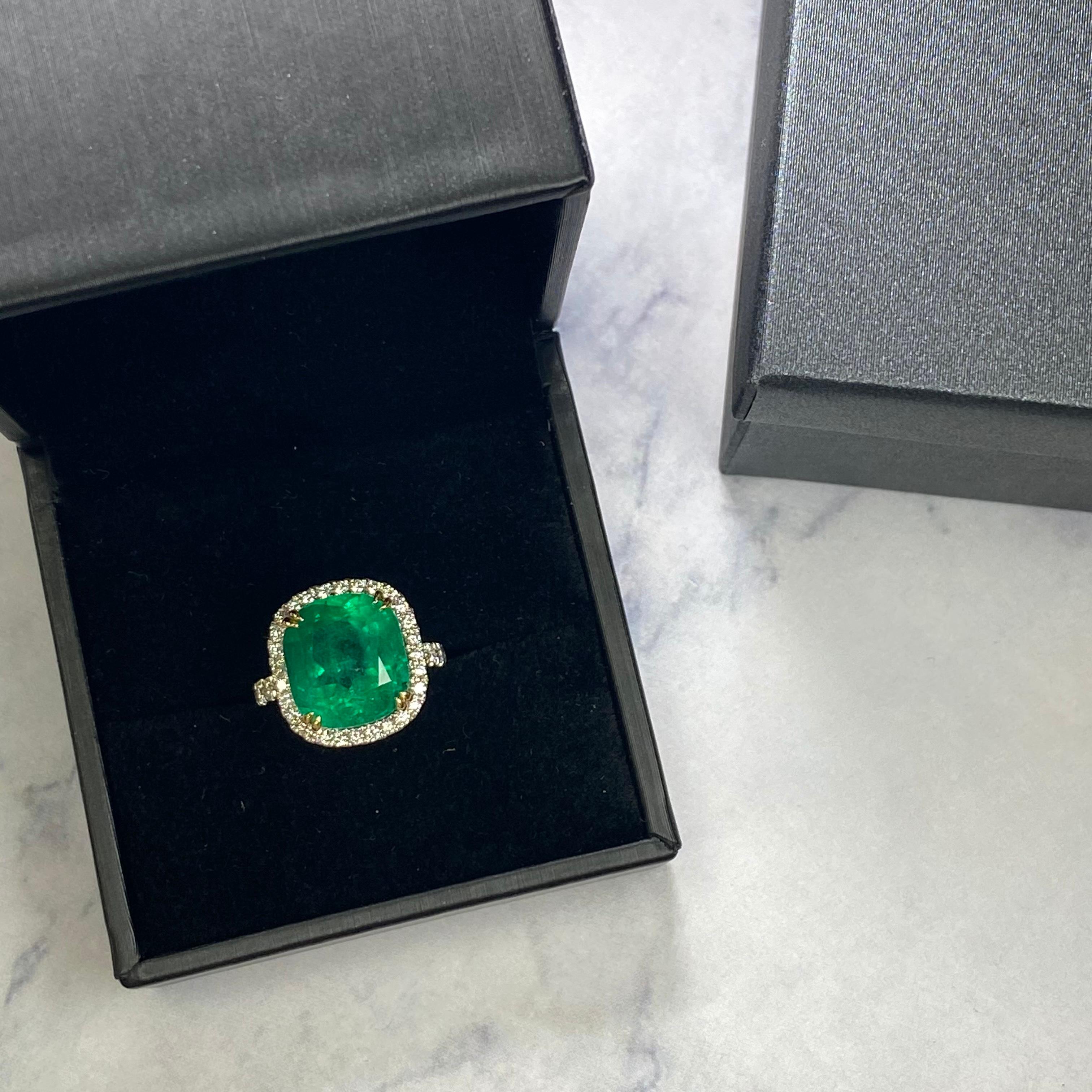 18 Karat White Gold 9.23ct Cushion Green Natural Emerald Diamond Halo Ring For Sale 4