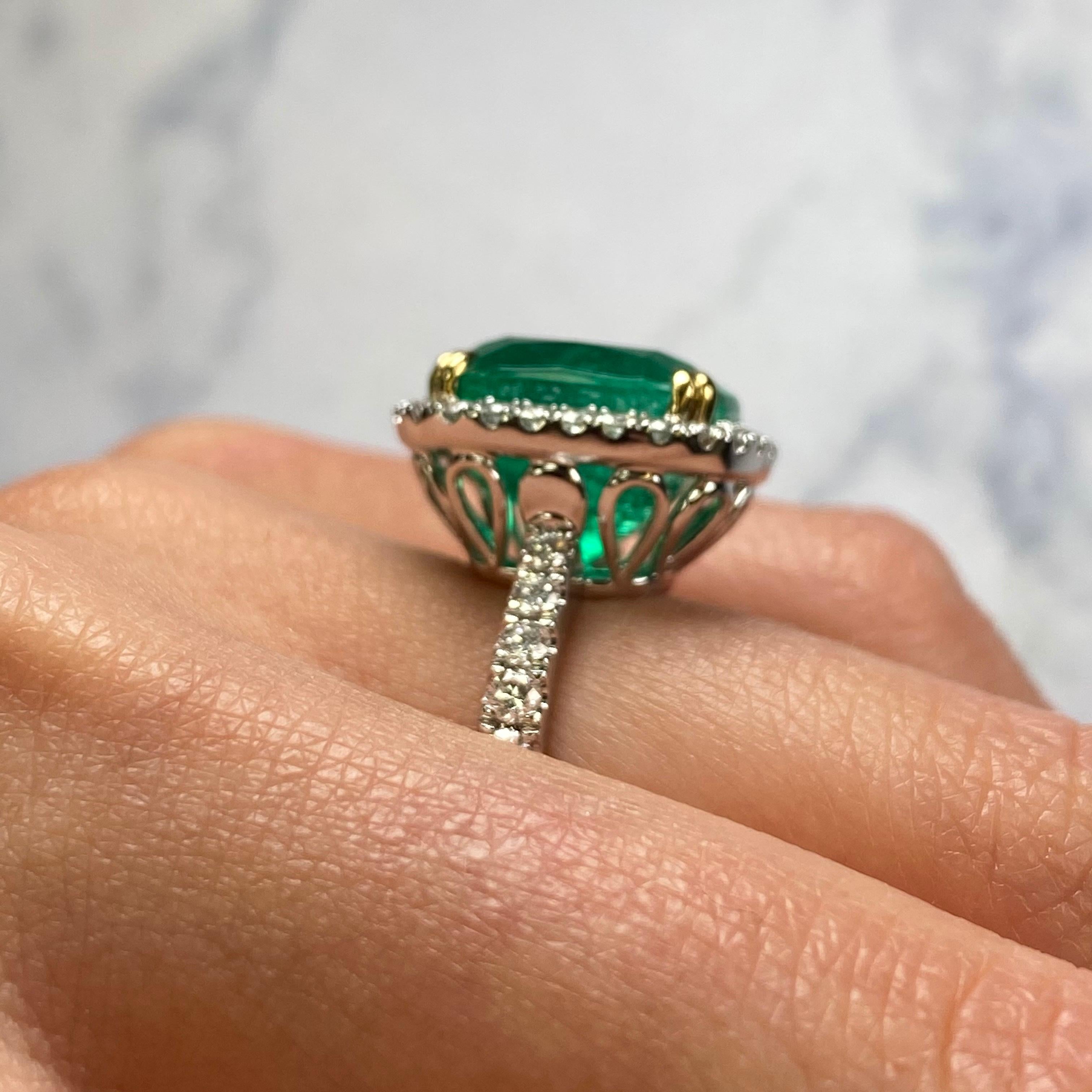 18 Karat White Gold 9.23ct Cushion Green Natural Emerald Diamond Halo Ring For Sale 1