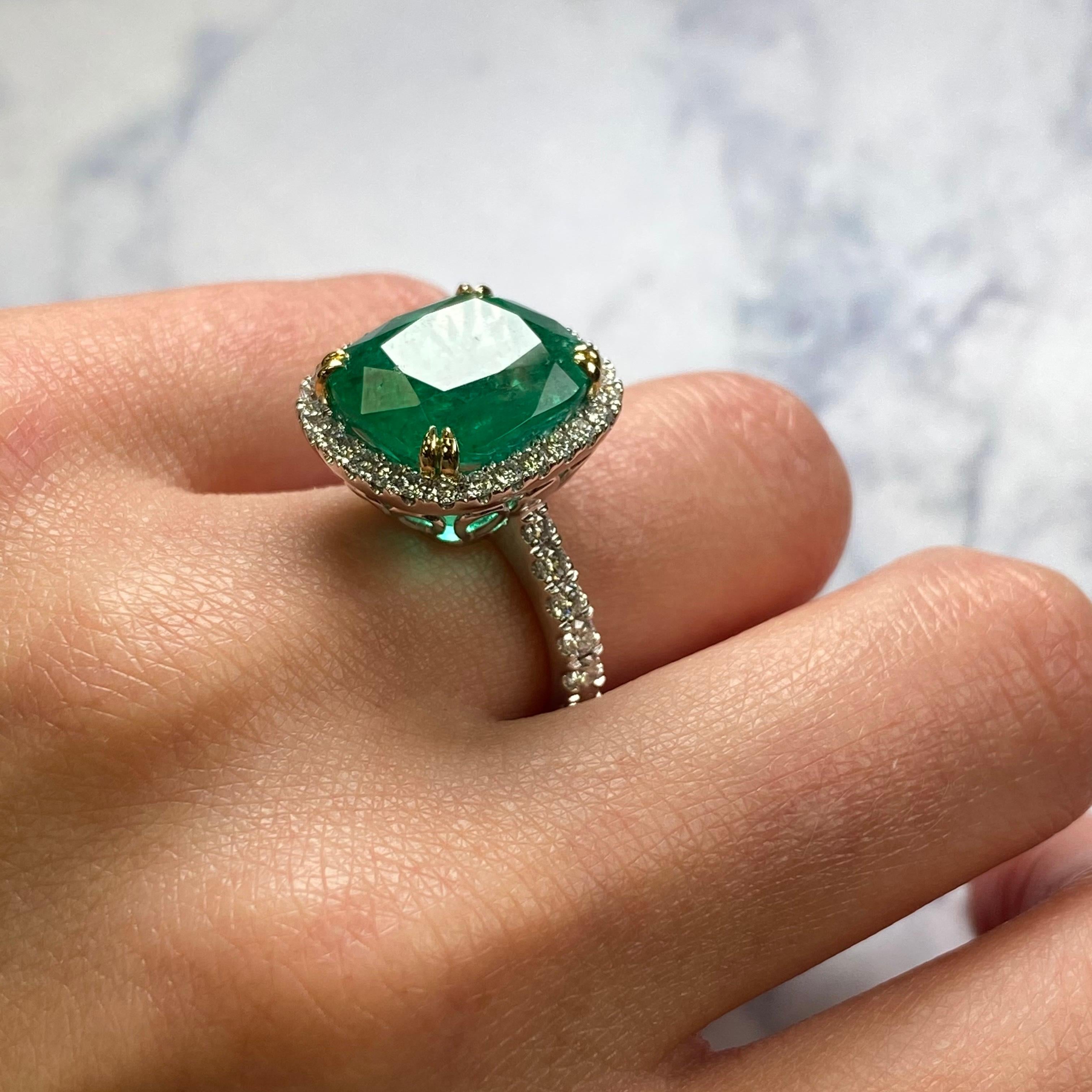 18 Karat White Gold 9.23ct Cushion Green Natural Emerald Diamond Halo Ring For Sale 2