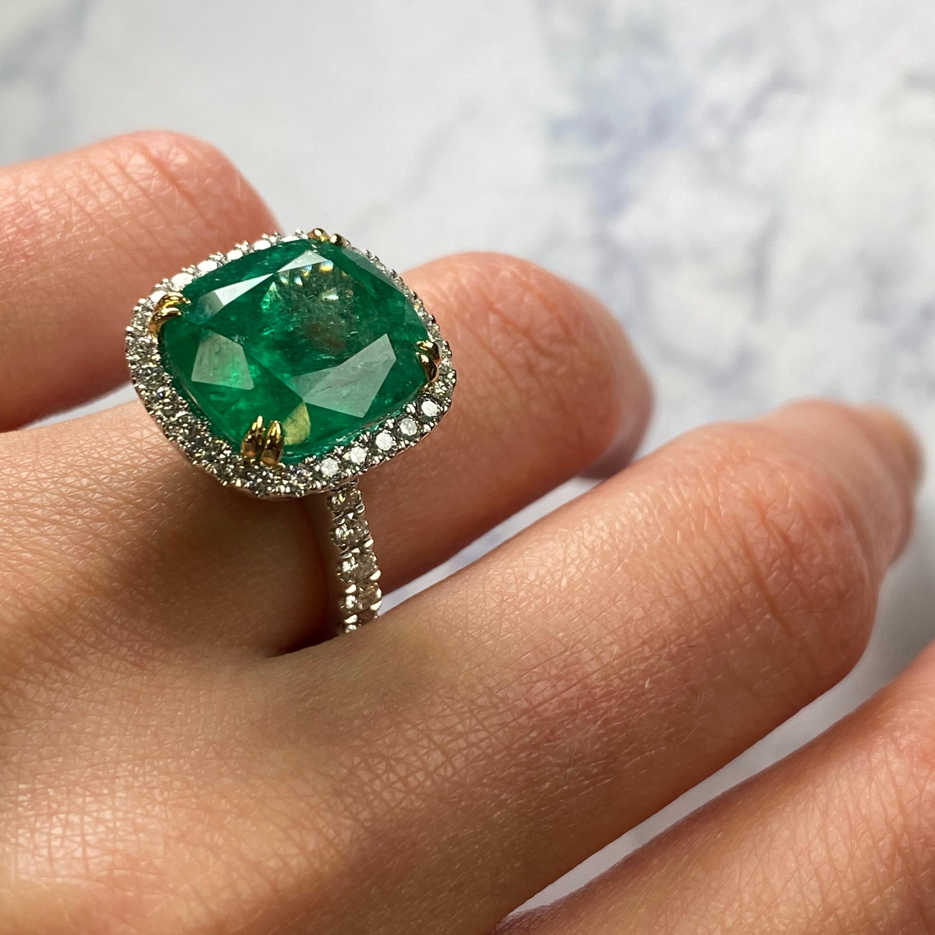 18 Karat White Gold 9.23ct Cushion Green Natural Emerald Diamond Halo Ring For Sale 3