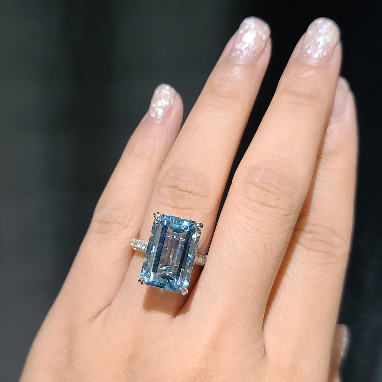 GILIN 18K White Gold Diamond Ring with Aquamarine In New Condition For Sale In Central, HK