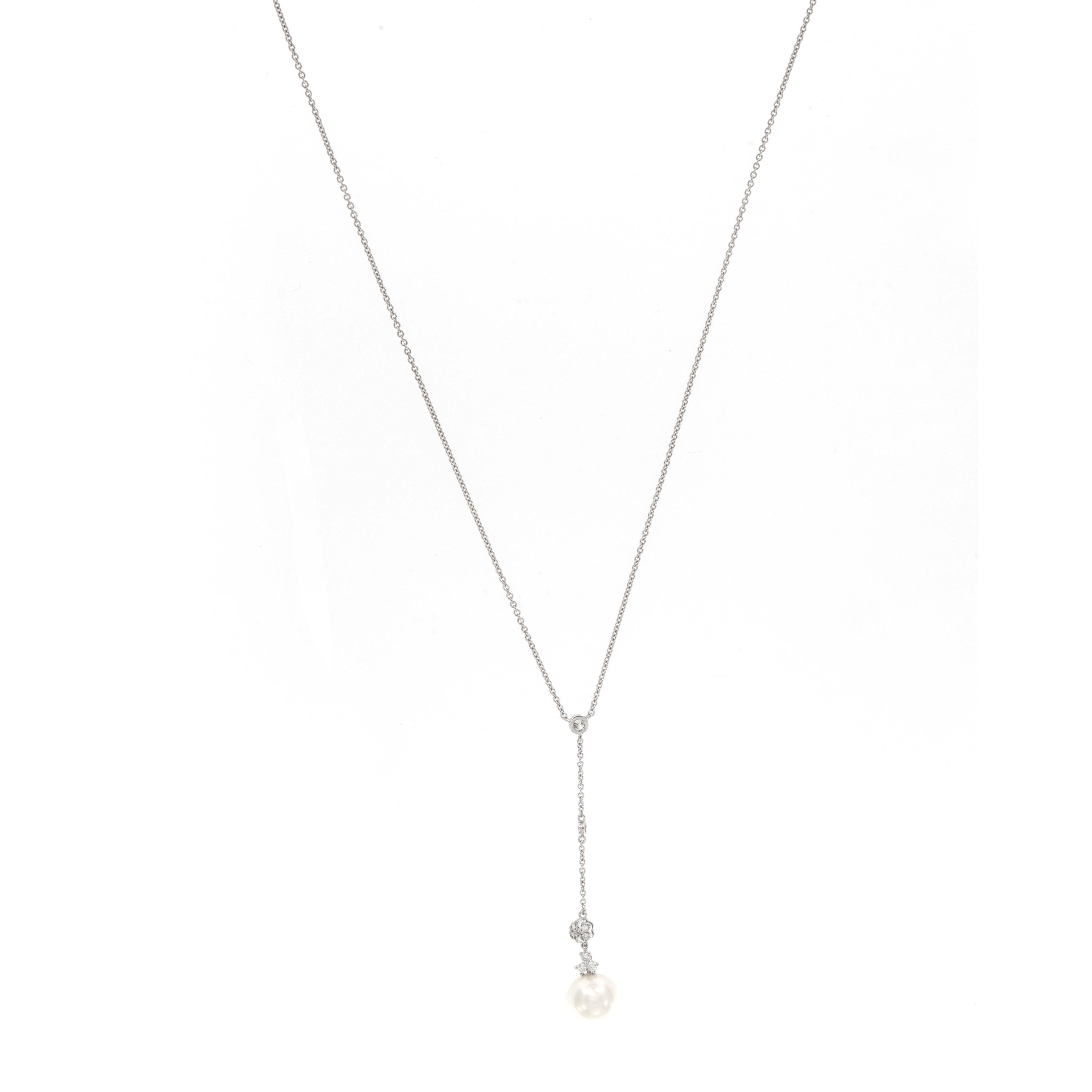 Questa deliziosa collana a goccia, come nuova, è realizzata in oro bianco 18 carati con una perla coltivata bianca di 8,5 mm e 0,12 Cttw VS, G-H di diamanti. Le perle rappresentano la natura pura e gentile della luna e simboleggiano l'armonia nelle