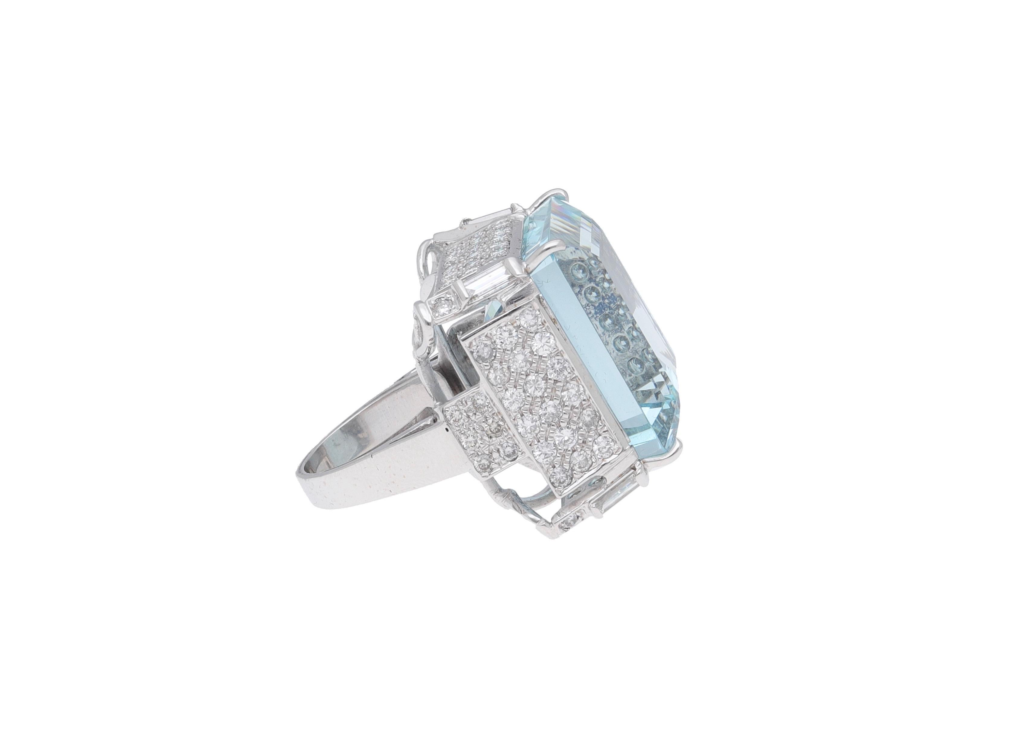 18 Karat White Gold Aquamarine Diamonds Cocktail Ring In Excellent Condition For Sale In Rome, IT